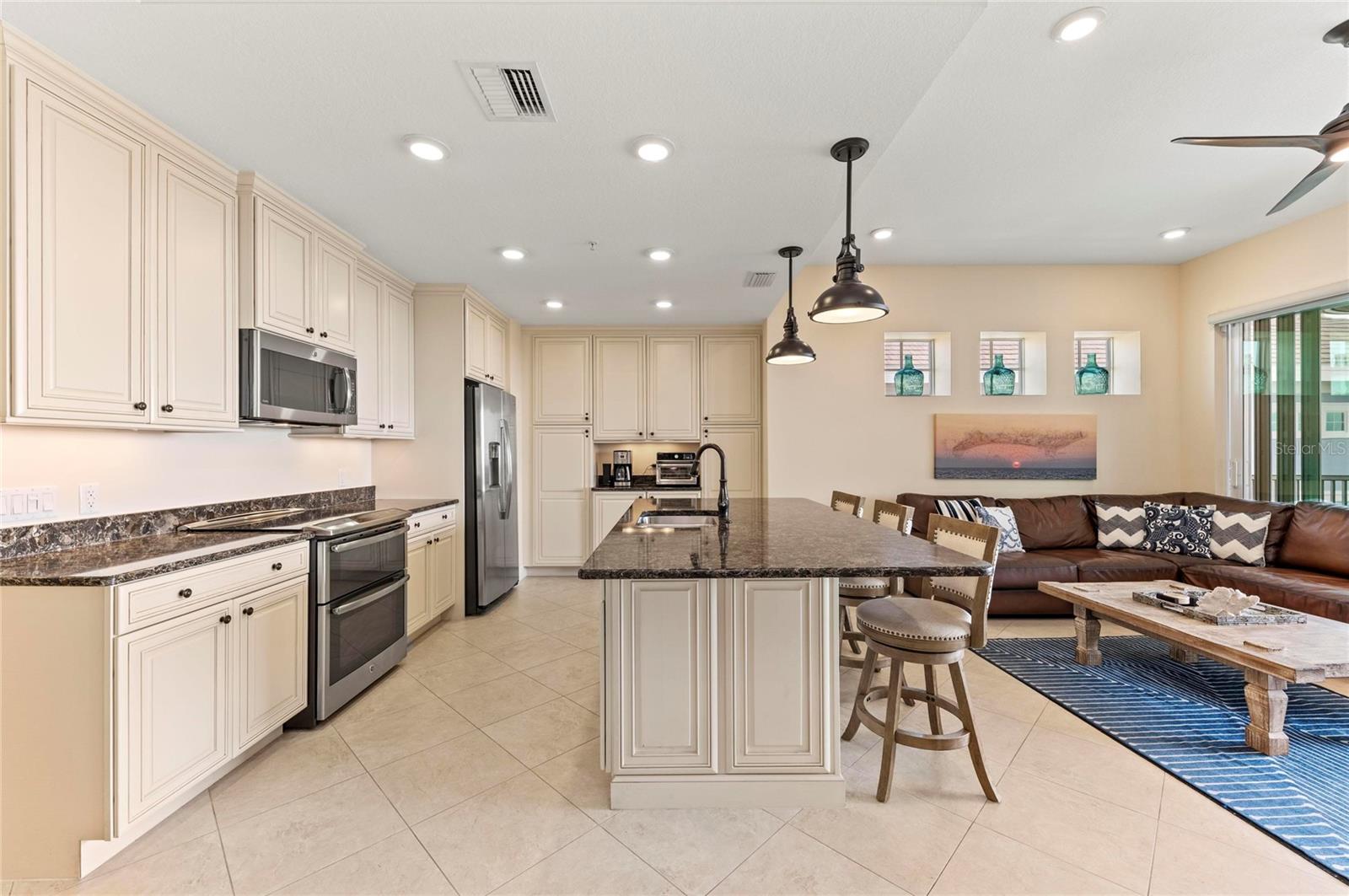 395 ARUBA CIR #402, BRADENTON, FL, 34209