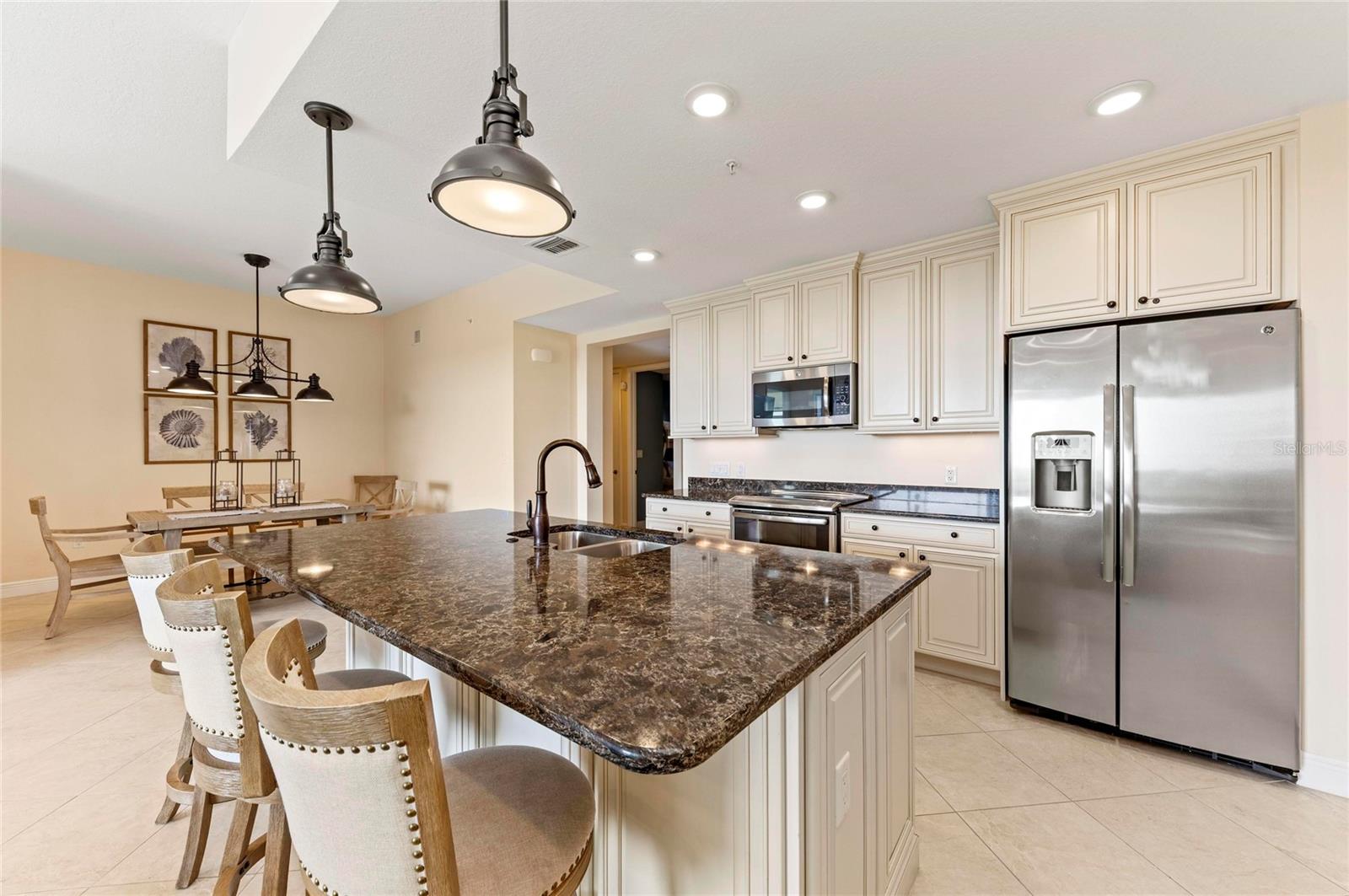 395 ARUBA CIR #402, BRADENTON, FL, 34209