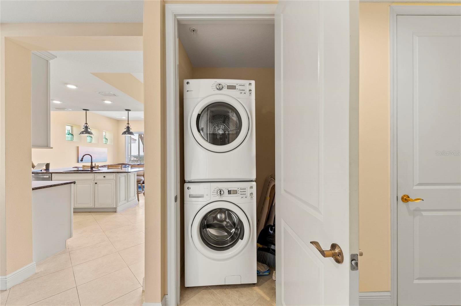395 ARUBA CIR #402, BRADENTON, FL, 34209