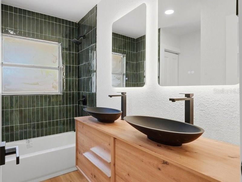 1912 E HANNA AVE, TAMPA, FL, 33610