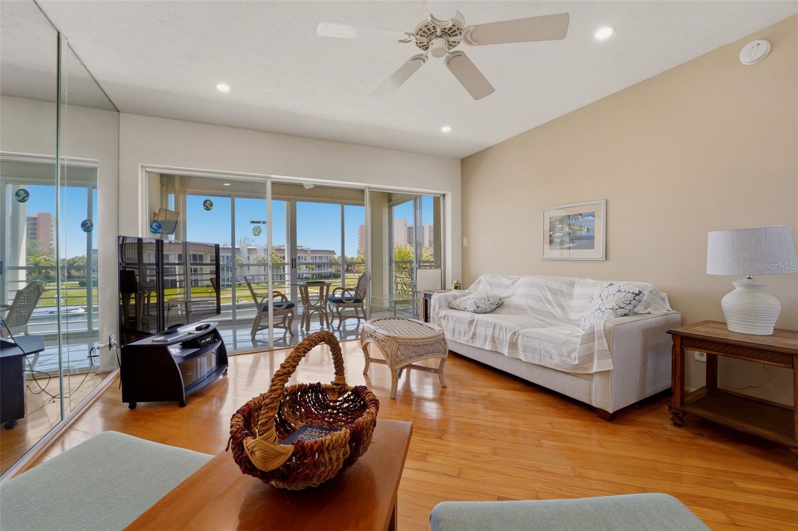 4400 EXETER DR #305, LONGBOAT KEY, FL, 34228