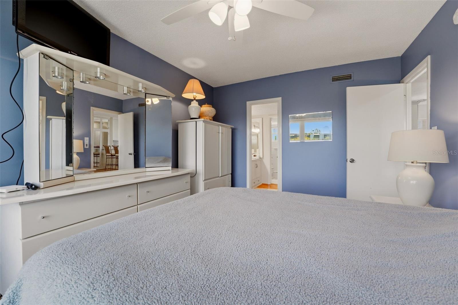 4400 EXETER DR #305, LONGBOAT KEY, FL, 34228