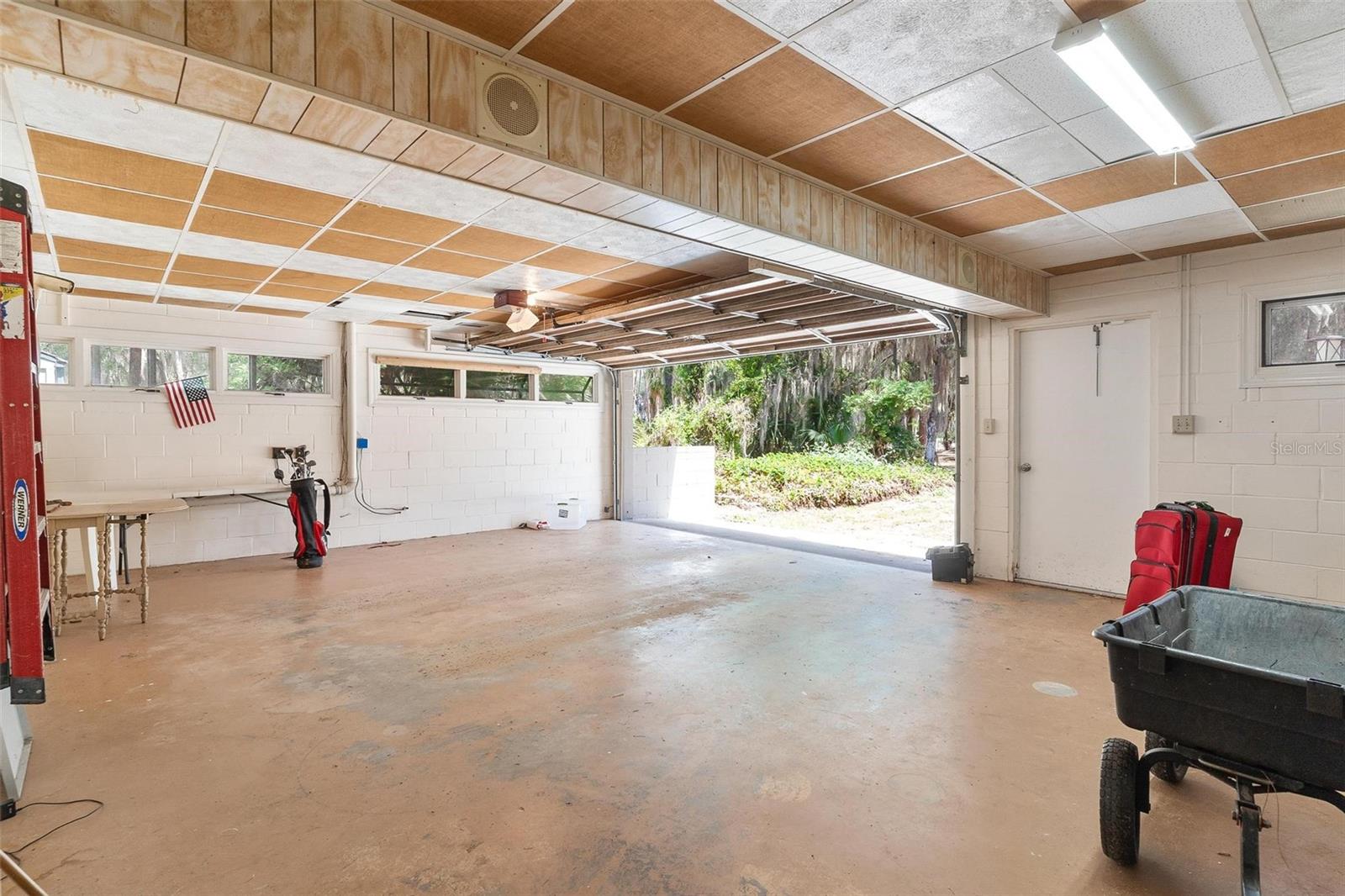 7373 CIRCLE DR, LADY LAKE, FL, 32159