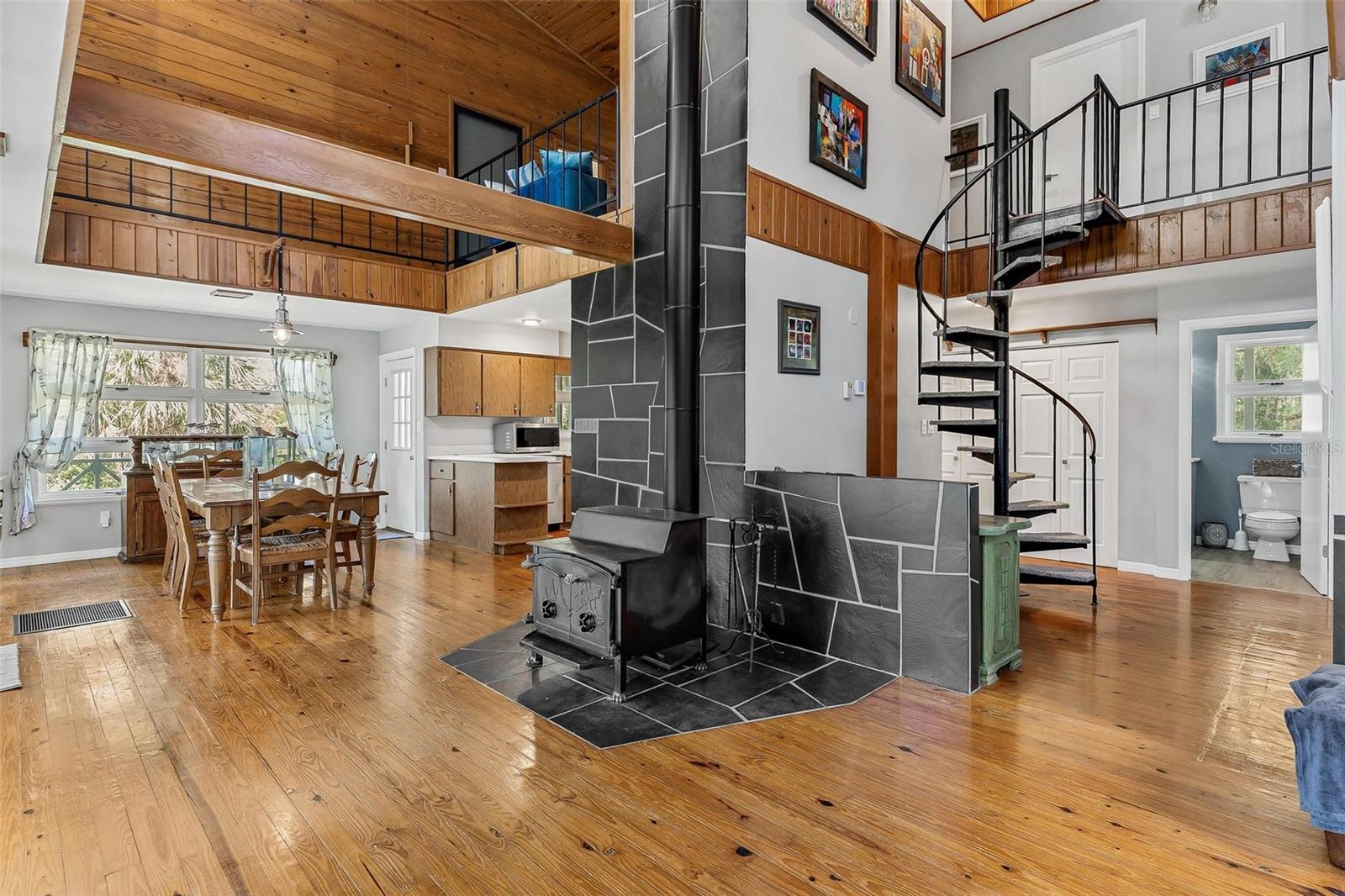 7373 CIRCLE DR, LADY LAKE, FL, 32159