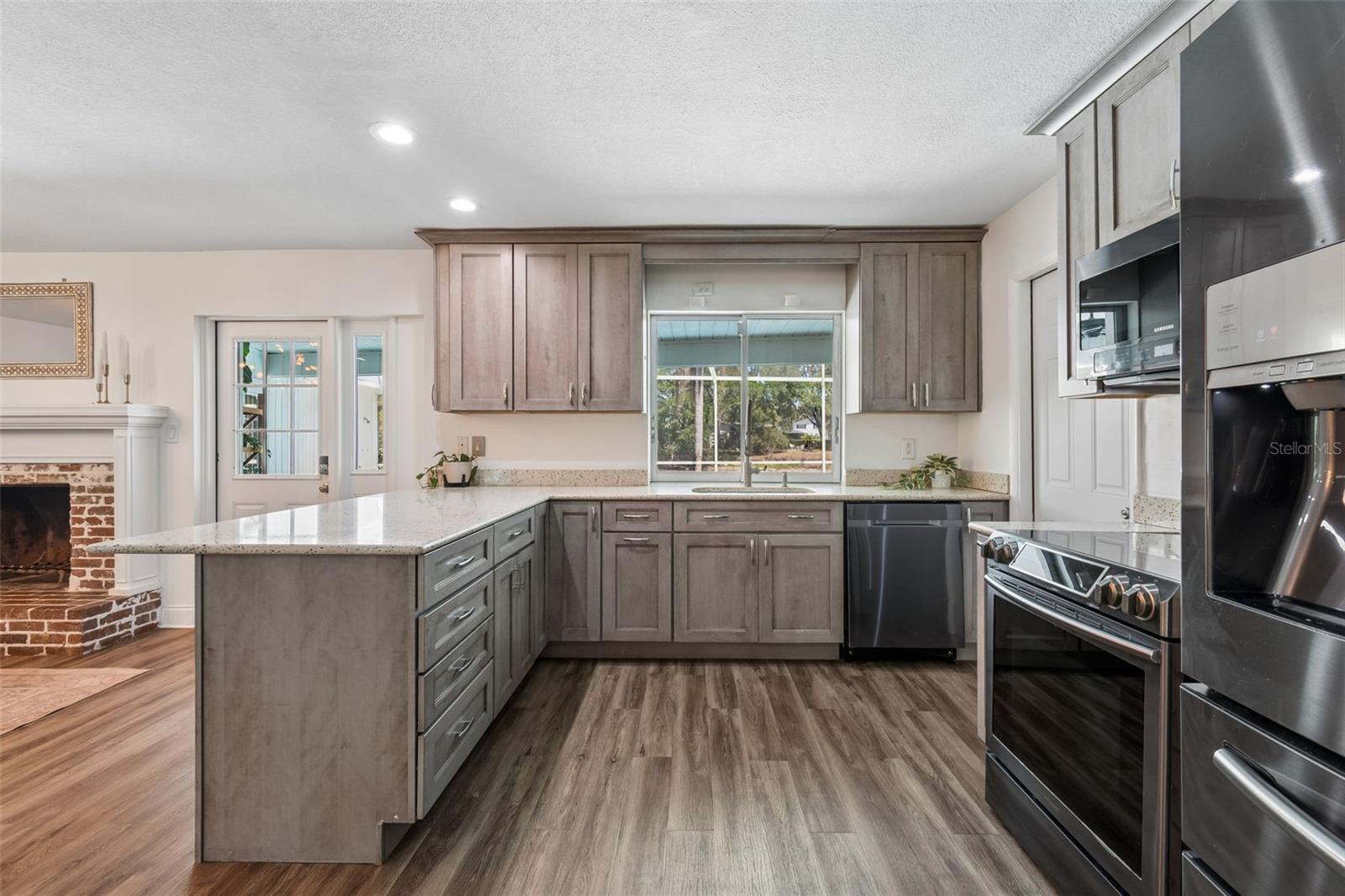 2540 LAKE ELLEN CIR, TAMPA, FL, 33618