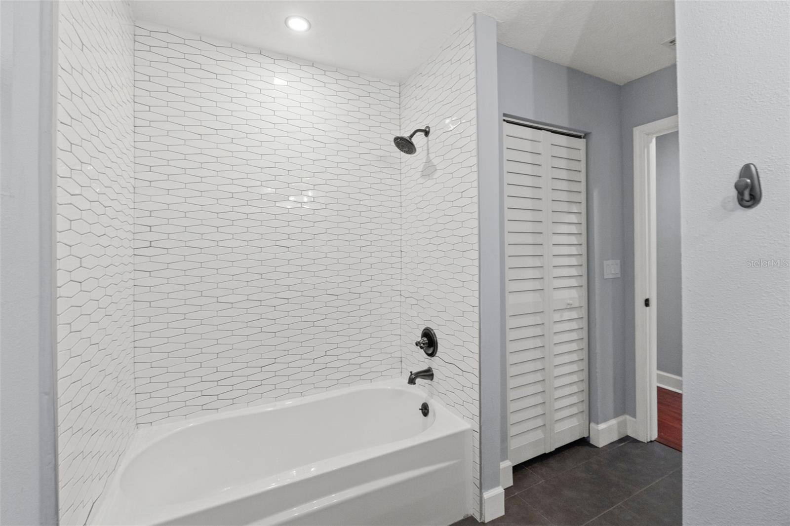 1502 E PARK CIR, TAMPA, FL, 33610