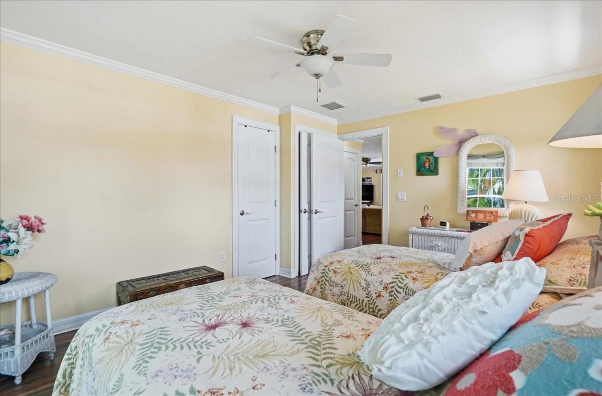 2811 GULF DR, HOLMES BEACH, FL, 34217