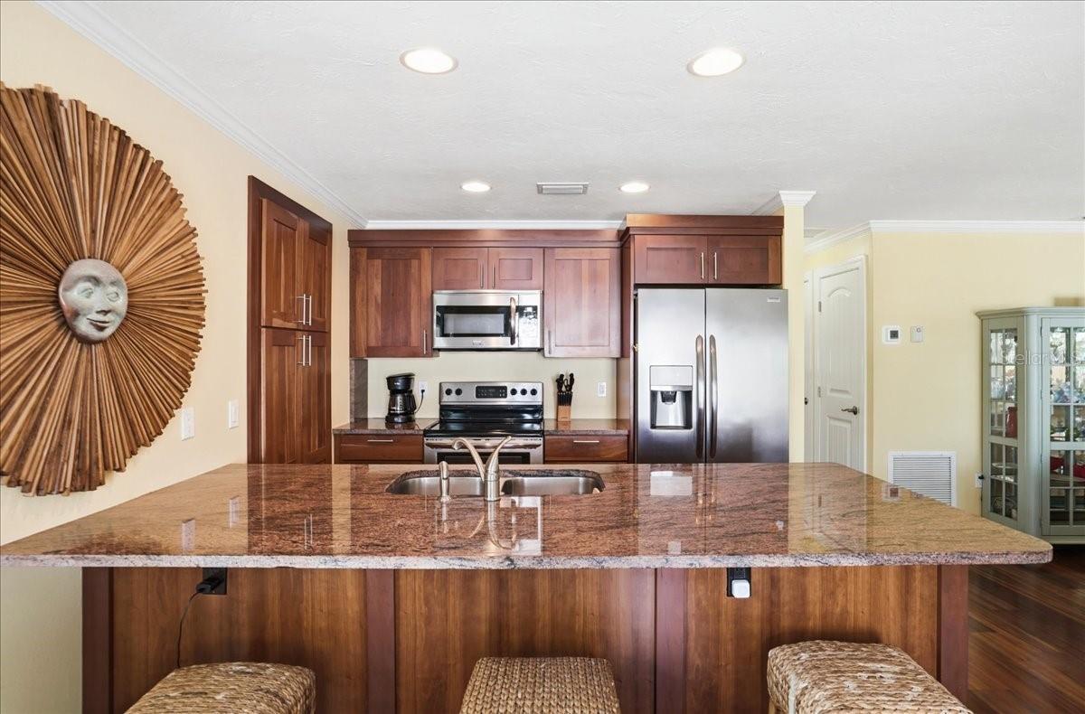 2811 GULF DR, HOLMES BEACH, FL, 34217