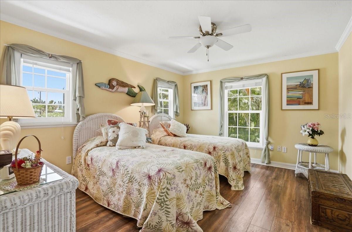 2811 GULF DR, HOLMES BEACH, FL, 34217