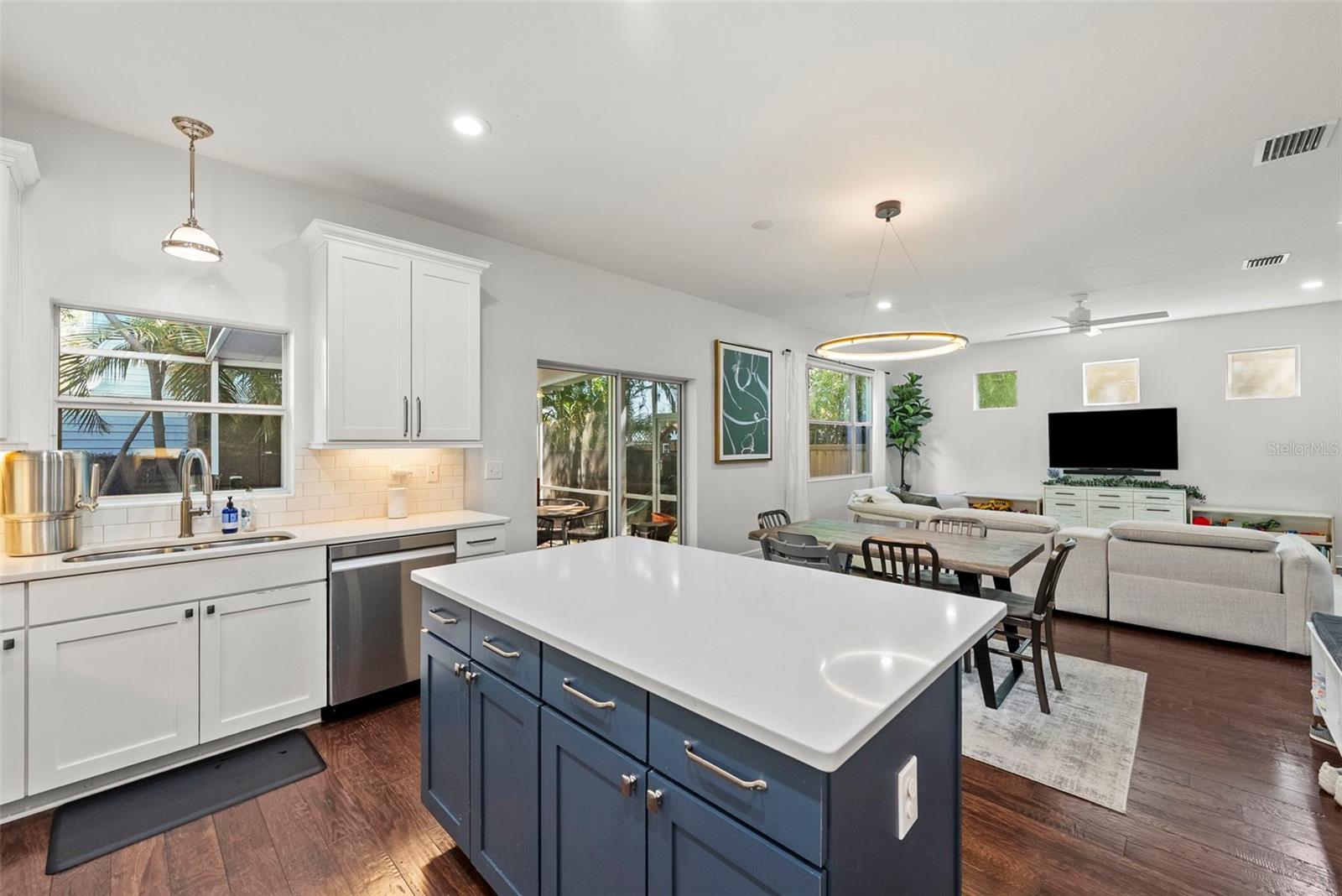 3401 W OAKELLAR AVE, TAMPA, FL, 33611