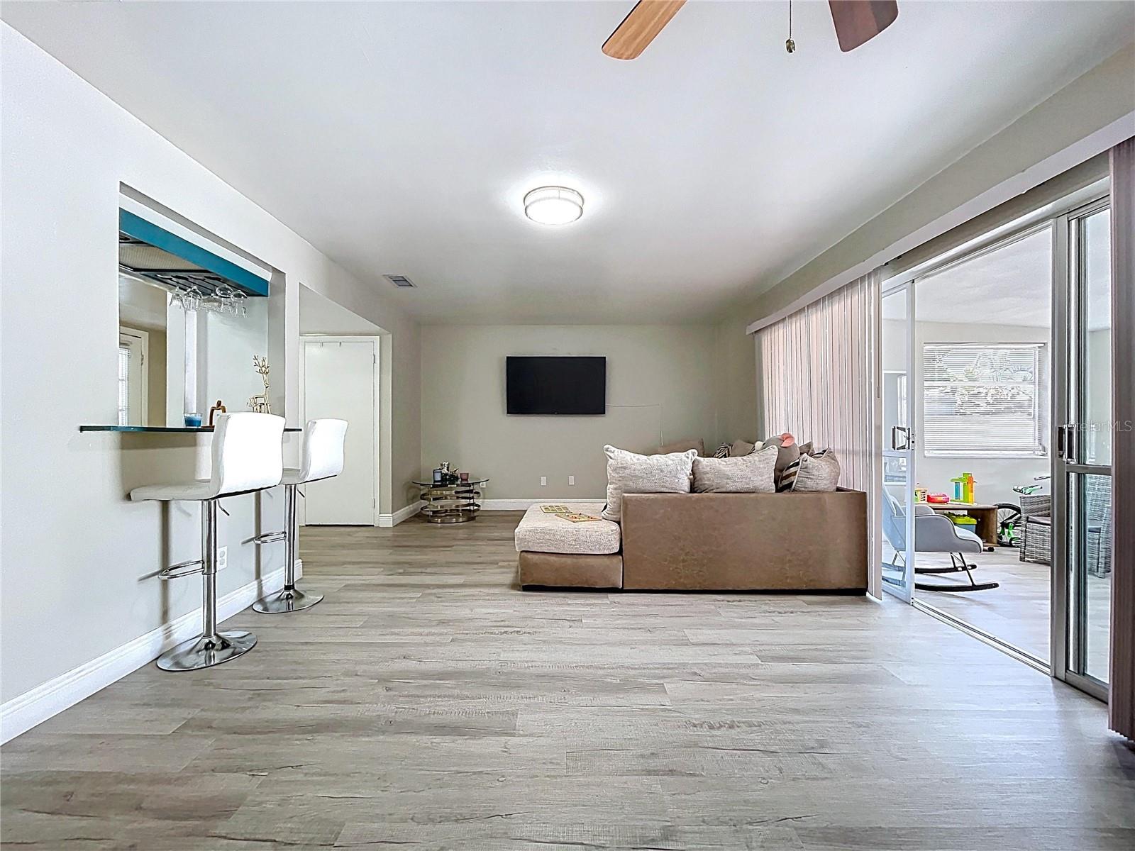 6408 TOWN N COUNTRY BLVD, TAMPA, FL, 33615