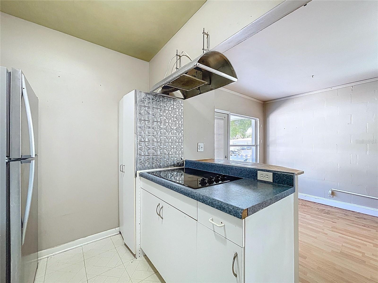 6408 TOWN N COUNTRY BLVD, TAMPA, FL, 33615