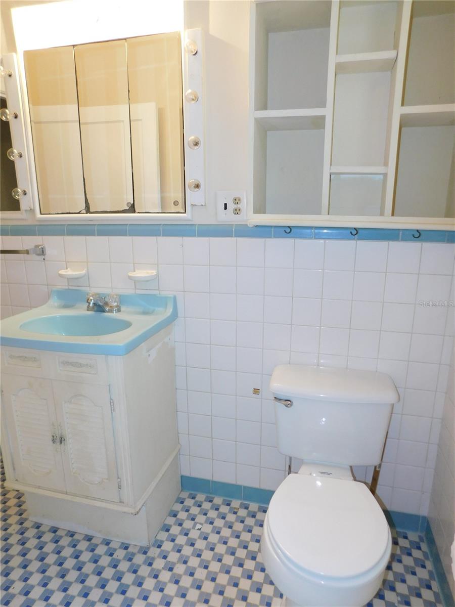 5725 E UNIVERSITY AVE, GAINESVILLE, FL, 32641