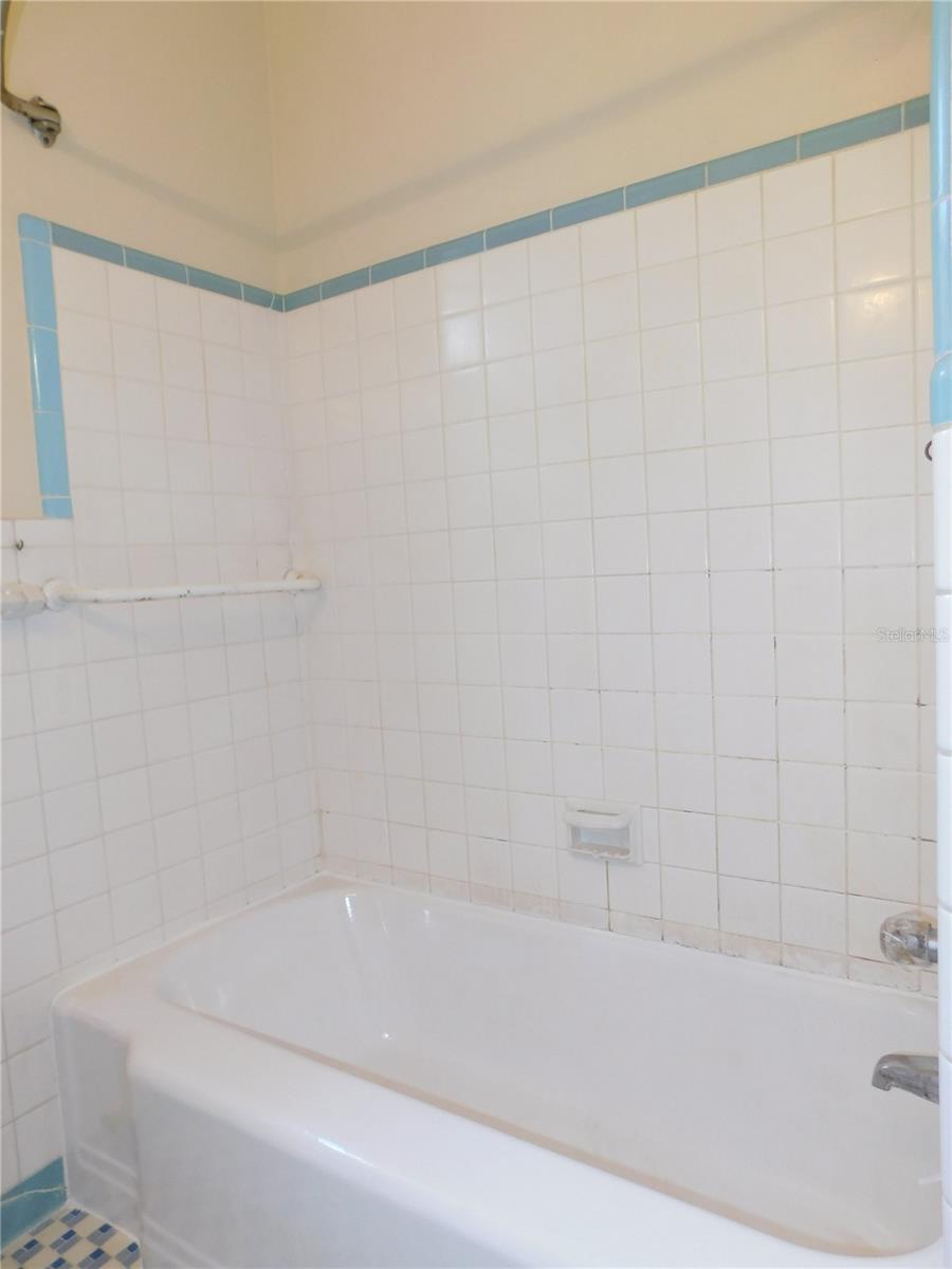 5725 E UNIVERSITY AVE, GAINESVILLE, FL, 32641