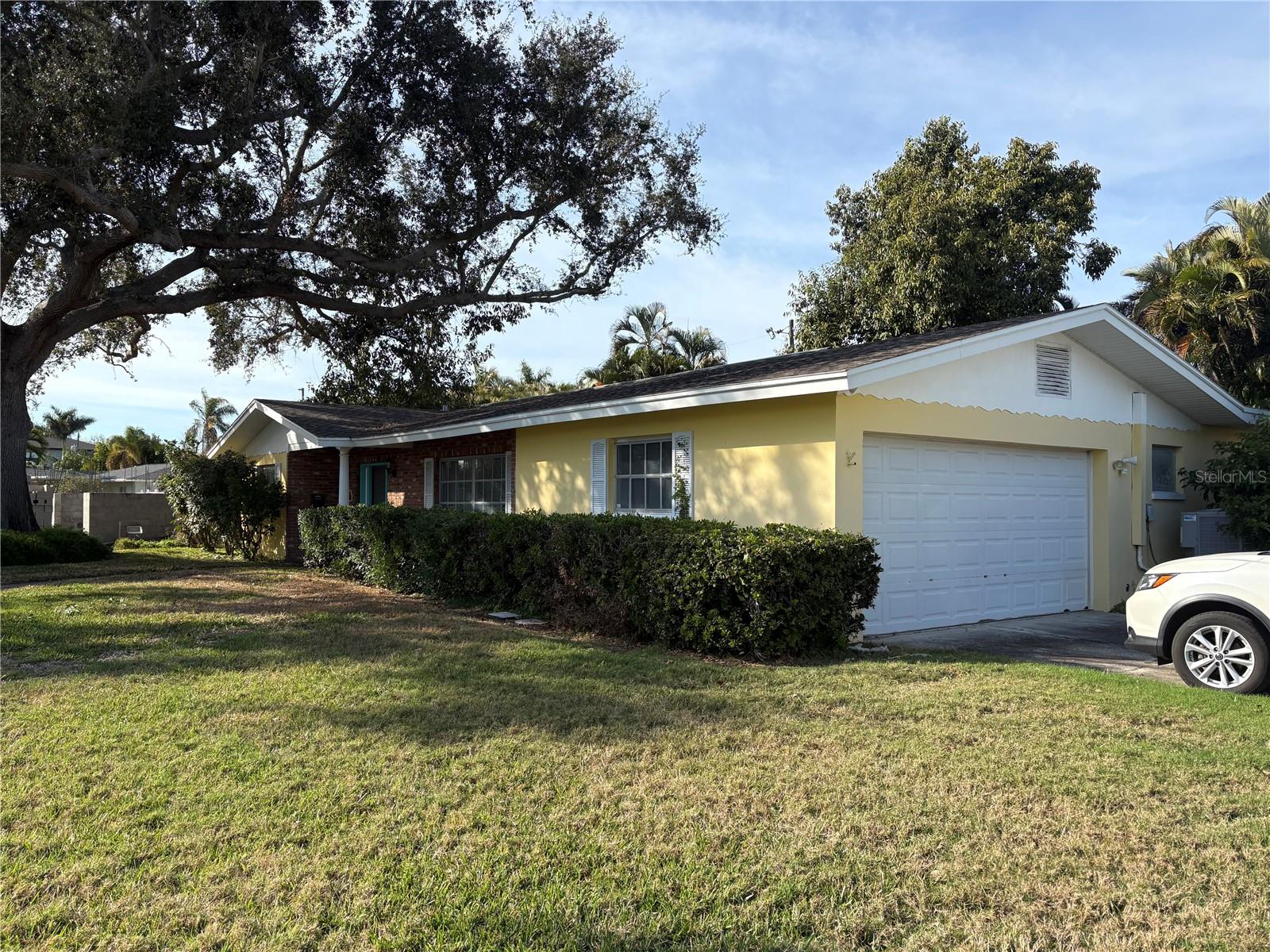 498 BAYVIEW DR NE, ST PETERSBURG, FL, 33704