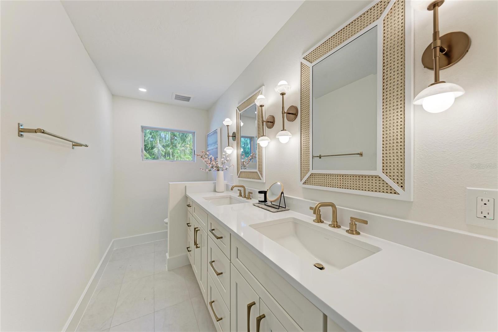 431 ISLAND CIR, SARASOTA, FL, 34242