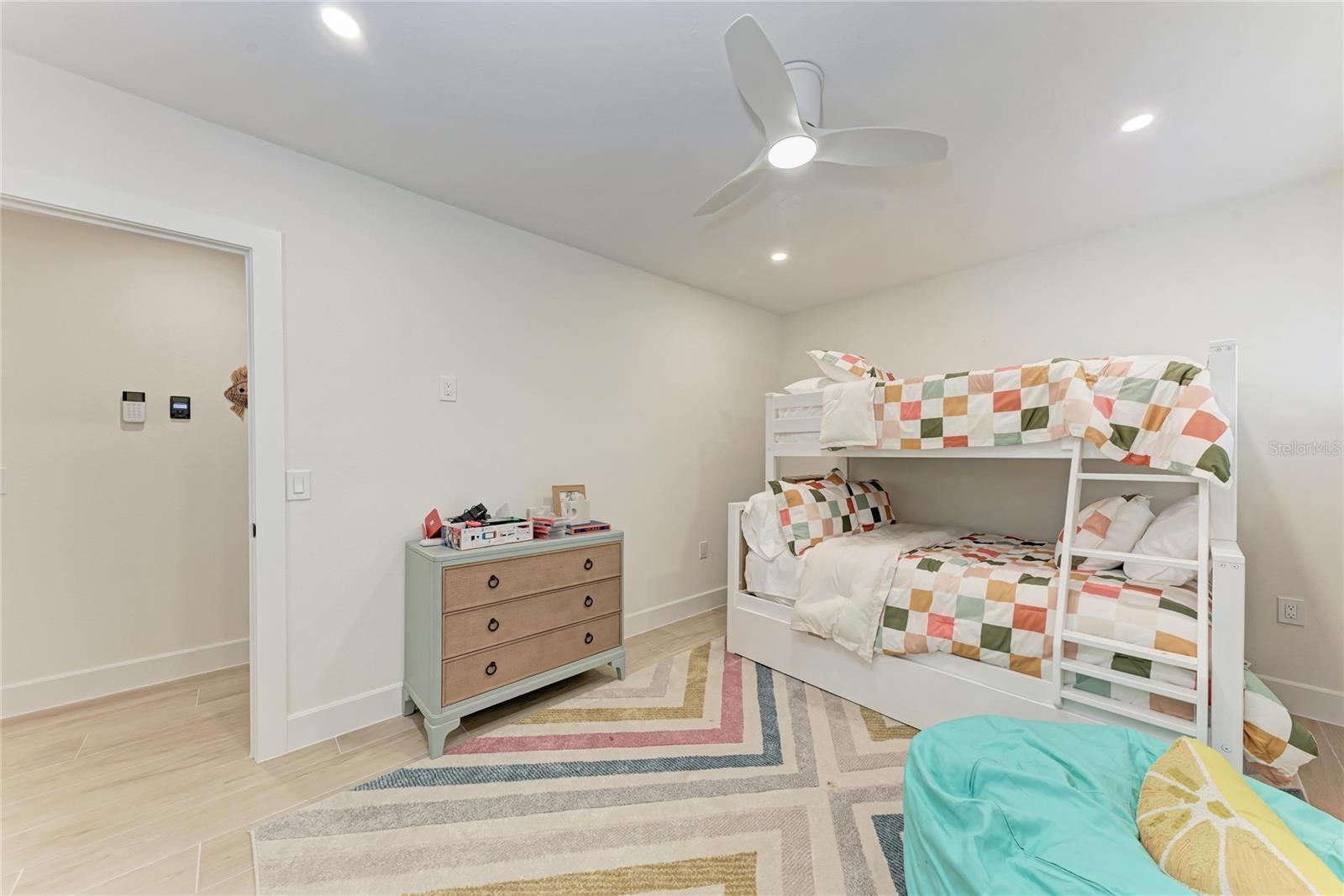 431 ISLAND CIR, SARASOTA, FL, 34242