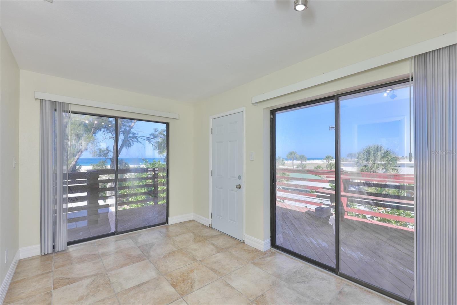 10220 GULF BLVD #1, TREASURE ISLAND, FL, 33706