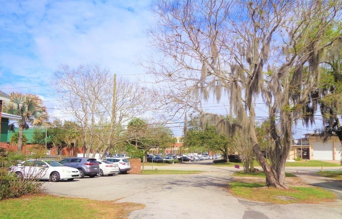 208 W HOWRY AVE, DELAND, FL, 32720