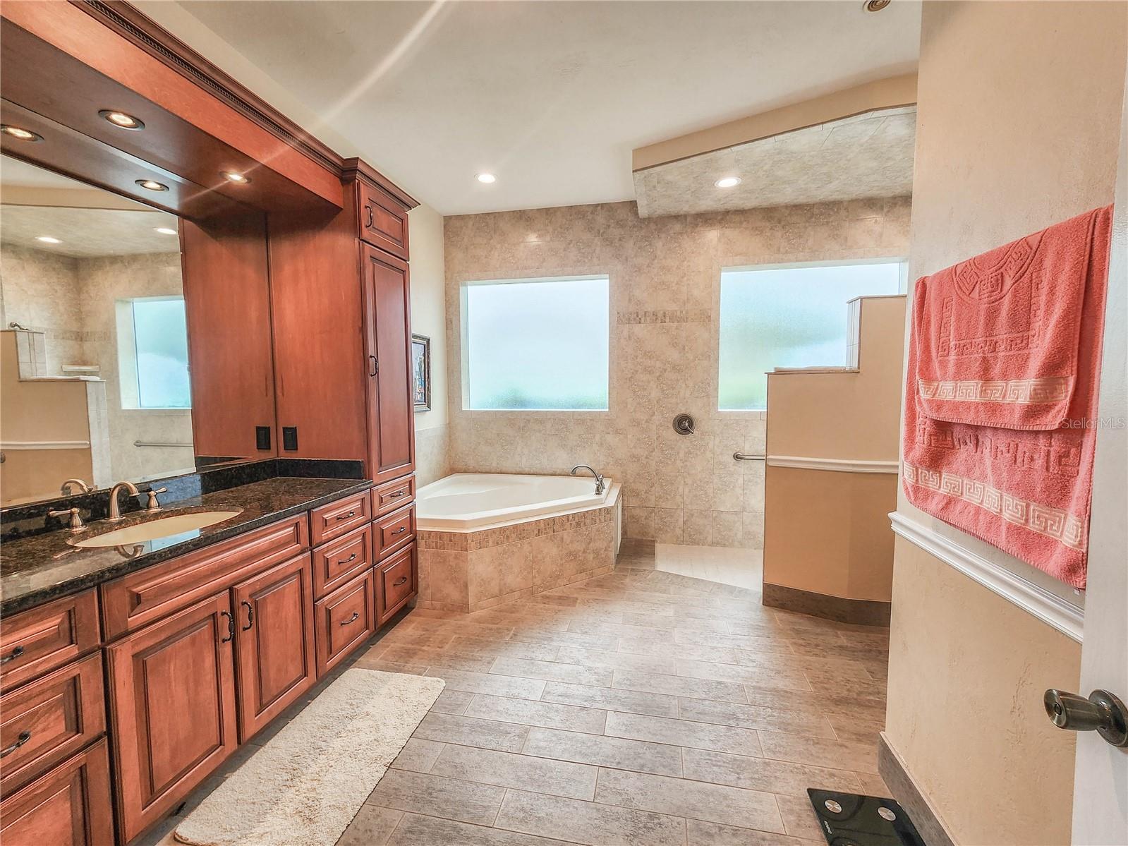 1 BAY POINTE DR, ORMOND BEACH, FL, 32174