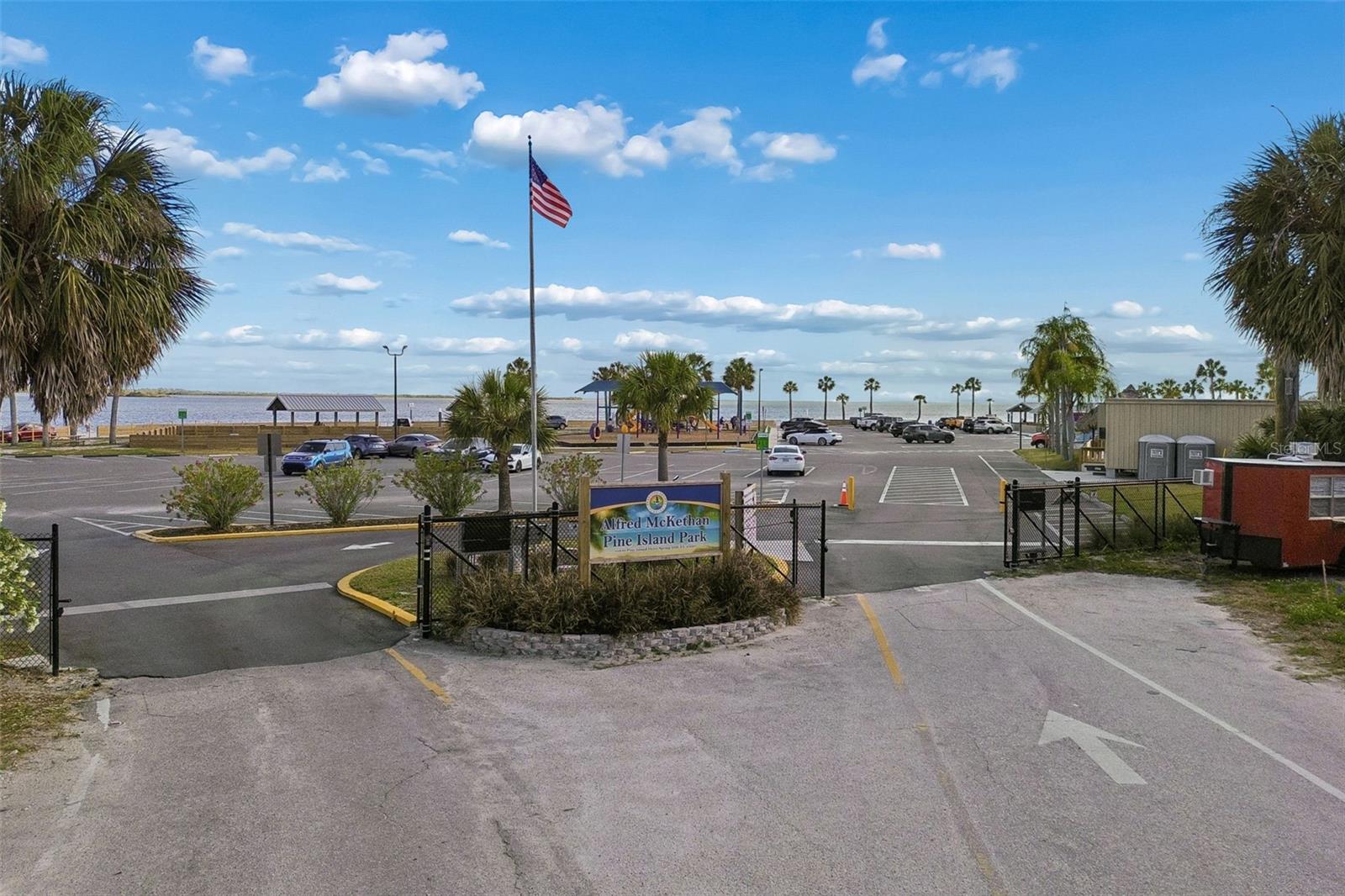 10501 PINE ISLAND DR, WEEKI WACHEE, FL, 34607