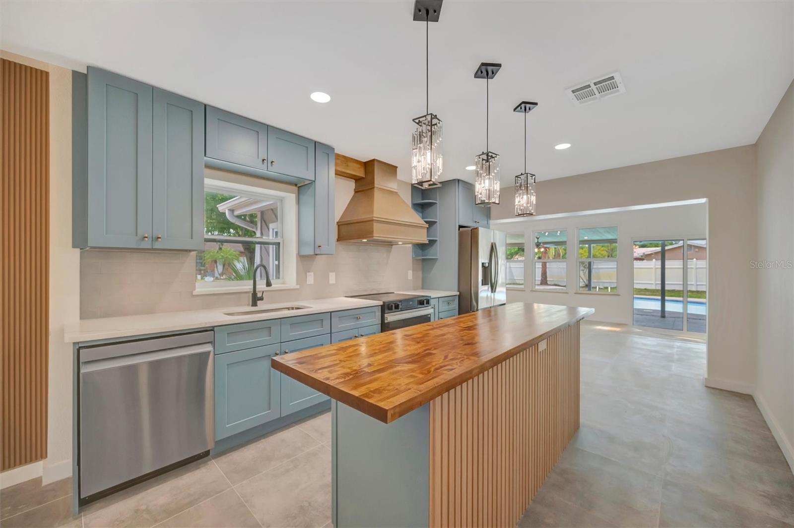 647 74TH AVE N, ST PETERSBURG, FL, 33702