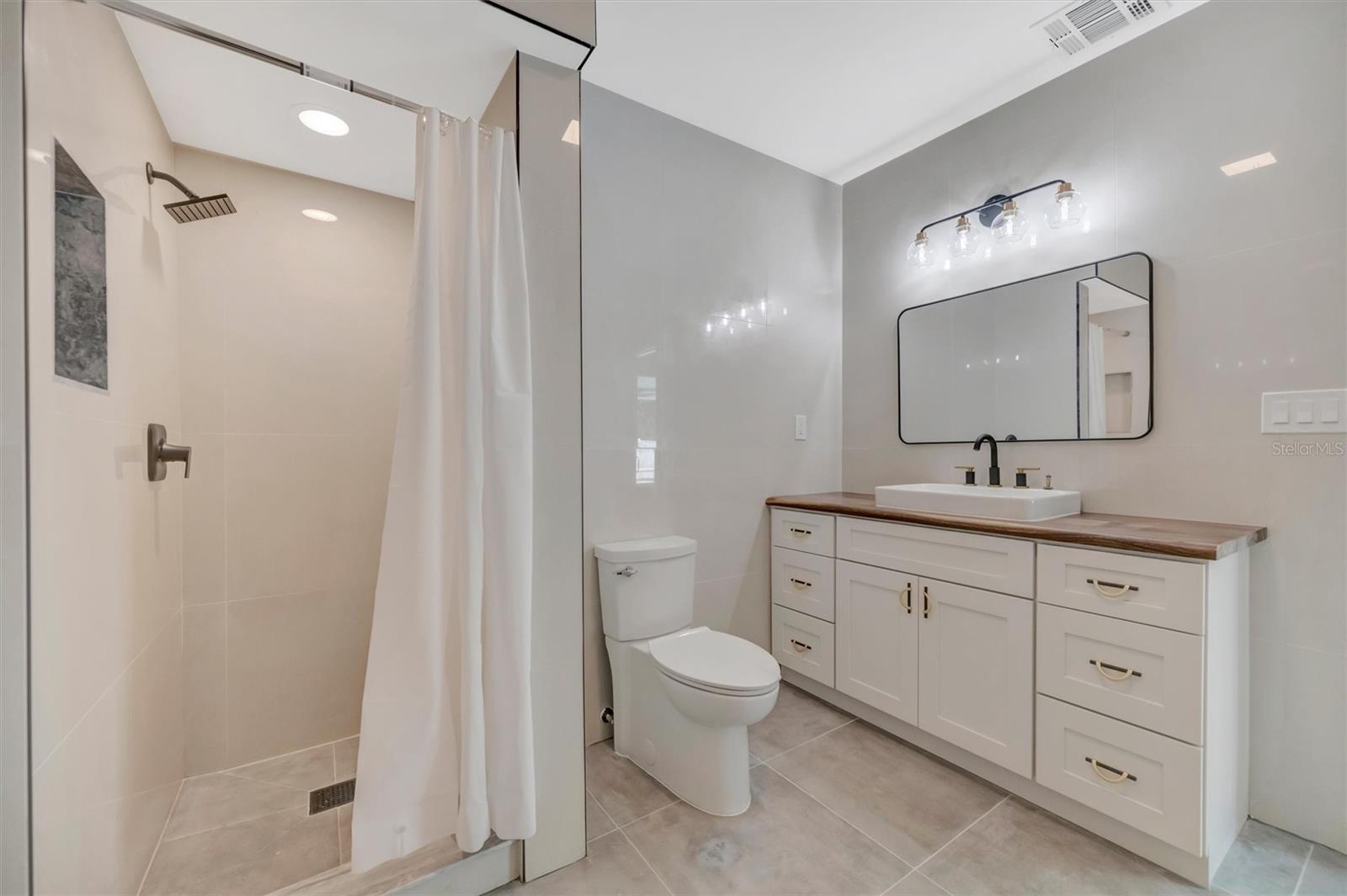 647 74TH AVE N, ST PETERSBURG, FL, 33702