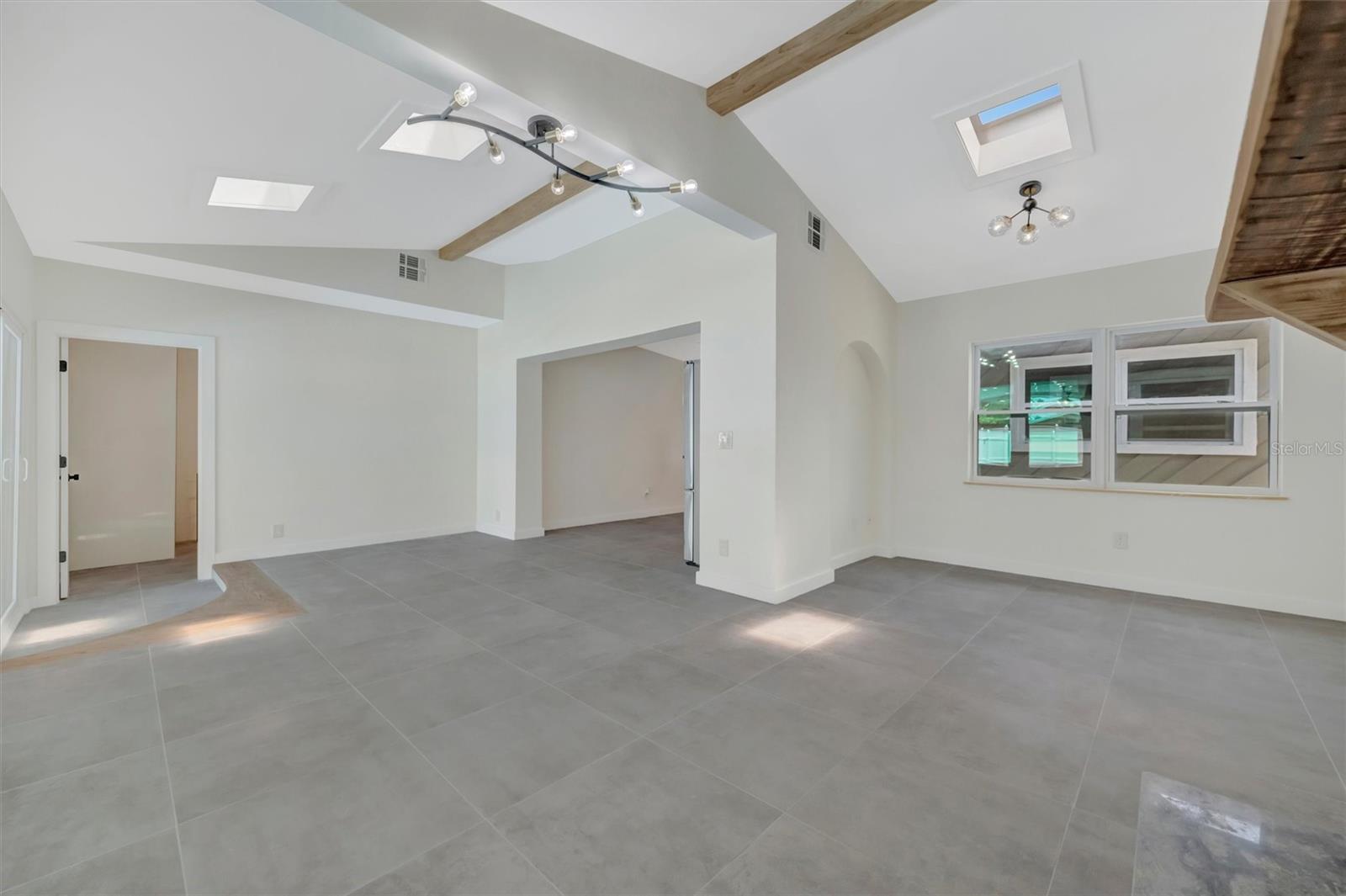 647 74TH AVE N, ST PETERSBURG, FL, 33702