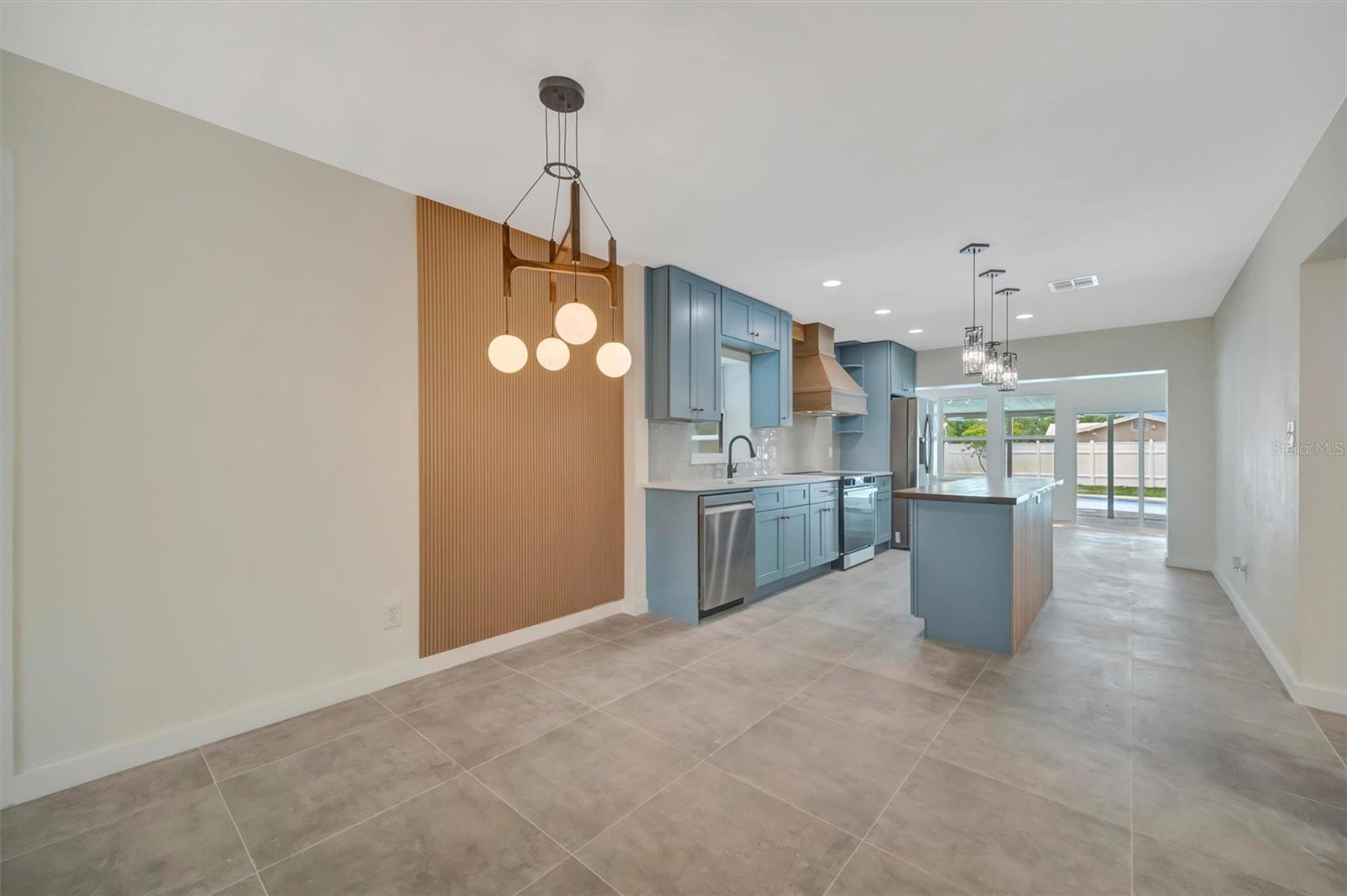 647 74TH AVE N, ST PETERSBURG, FL, 33702