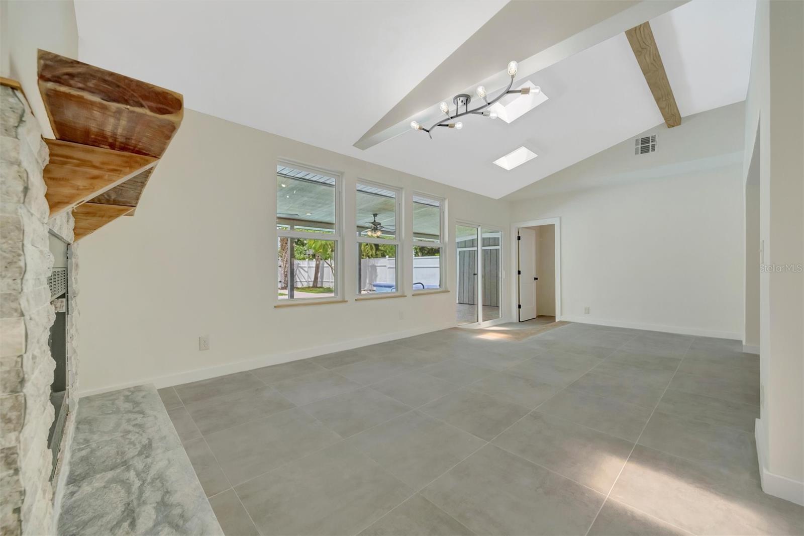 647 74TH AVE N, ST PETERSBURG, FL, 33702