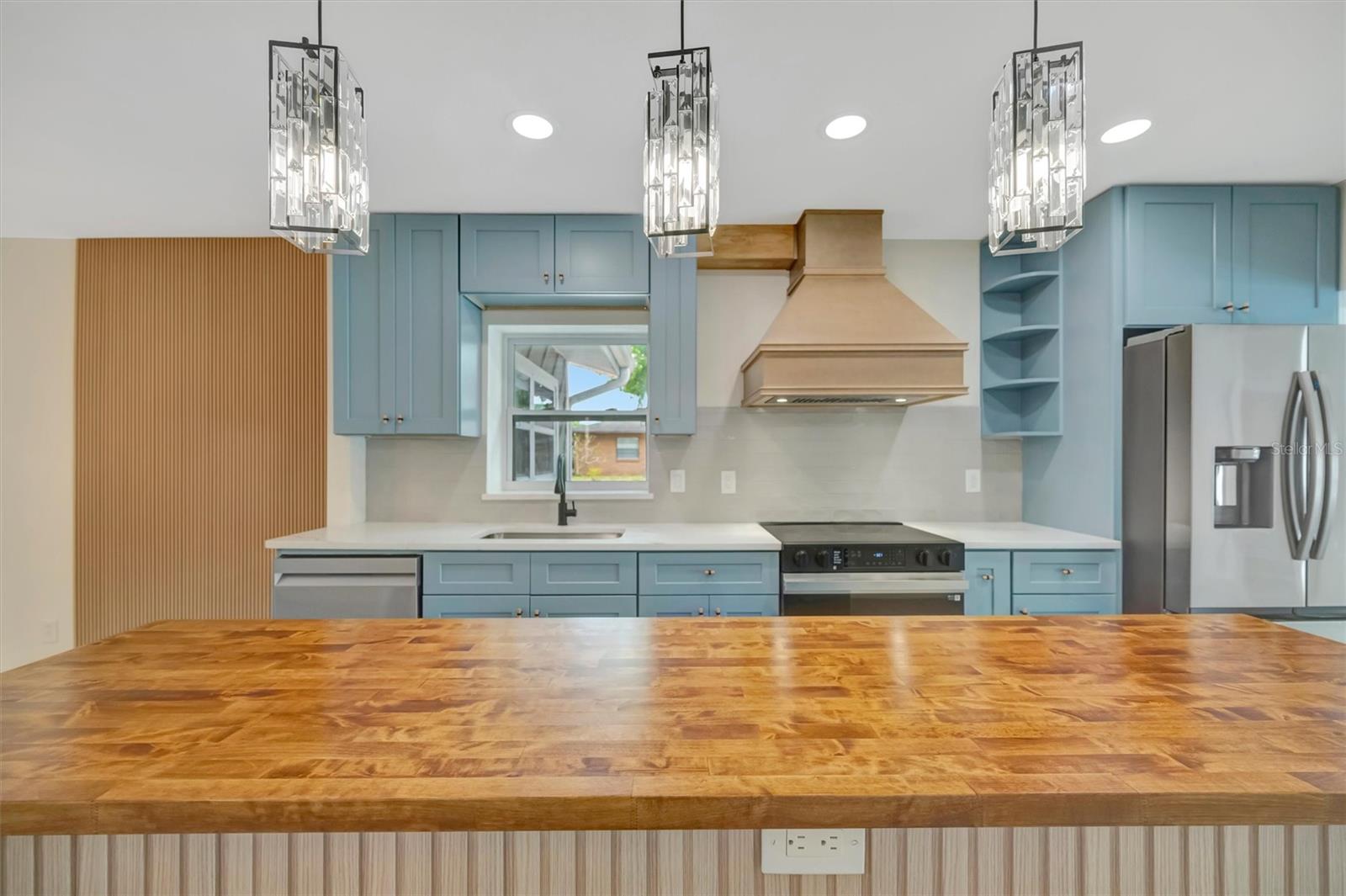 647 74TH AVE N, ST PETERSBURG, FL, 33702