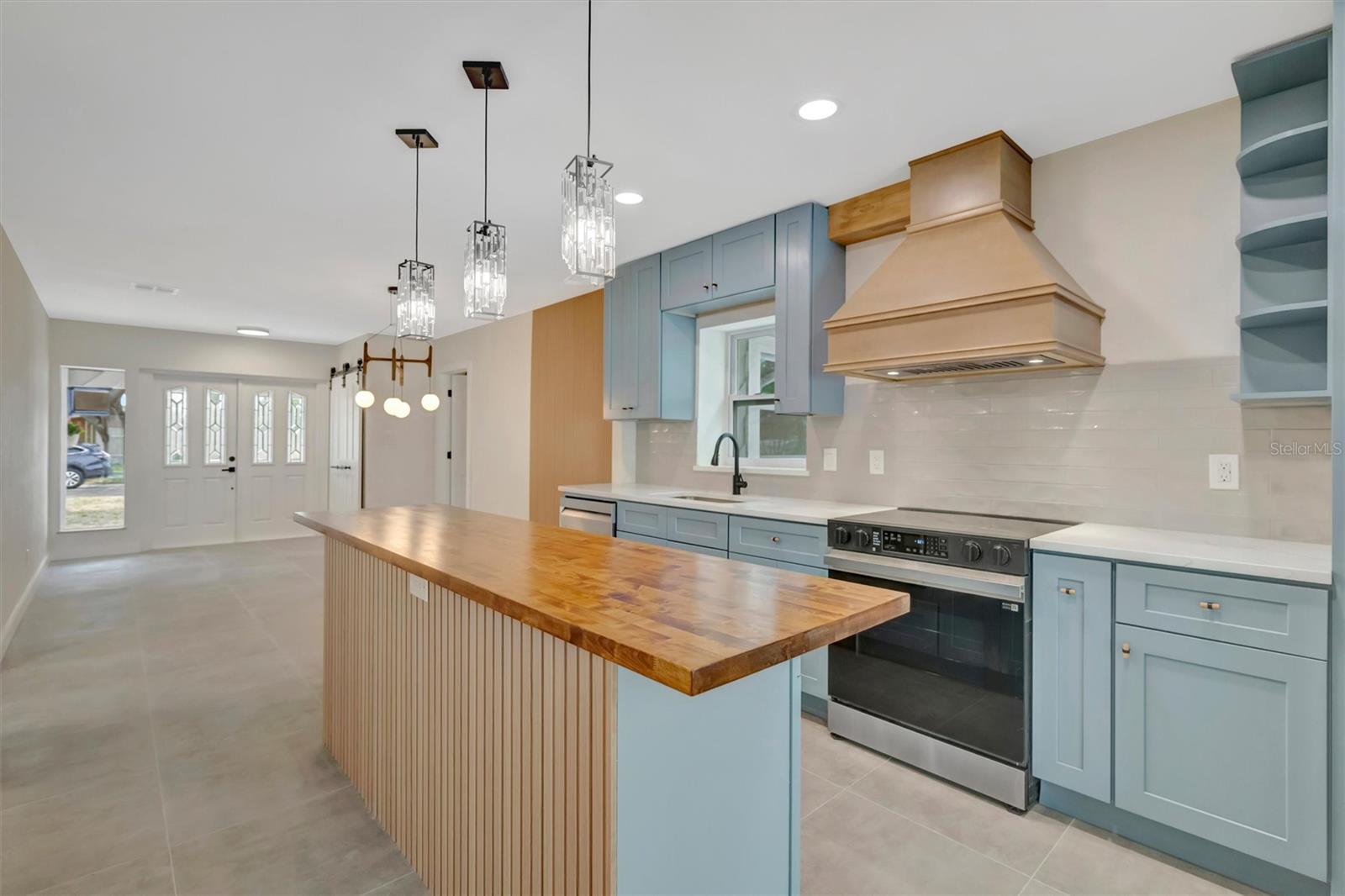 647 74TH AVE N, ST PETERSBURG, FL, 33702