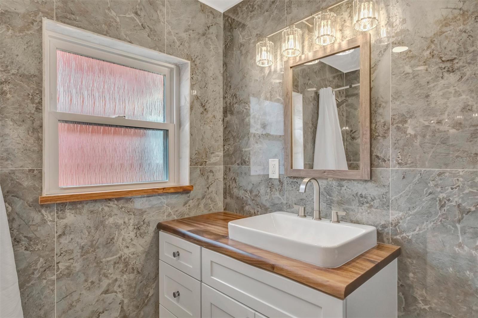 647 74TH AVE N, ST PETERSBURG, FL, 33702