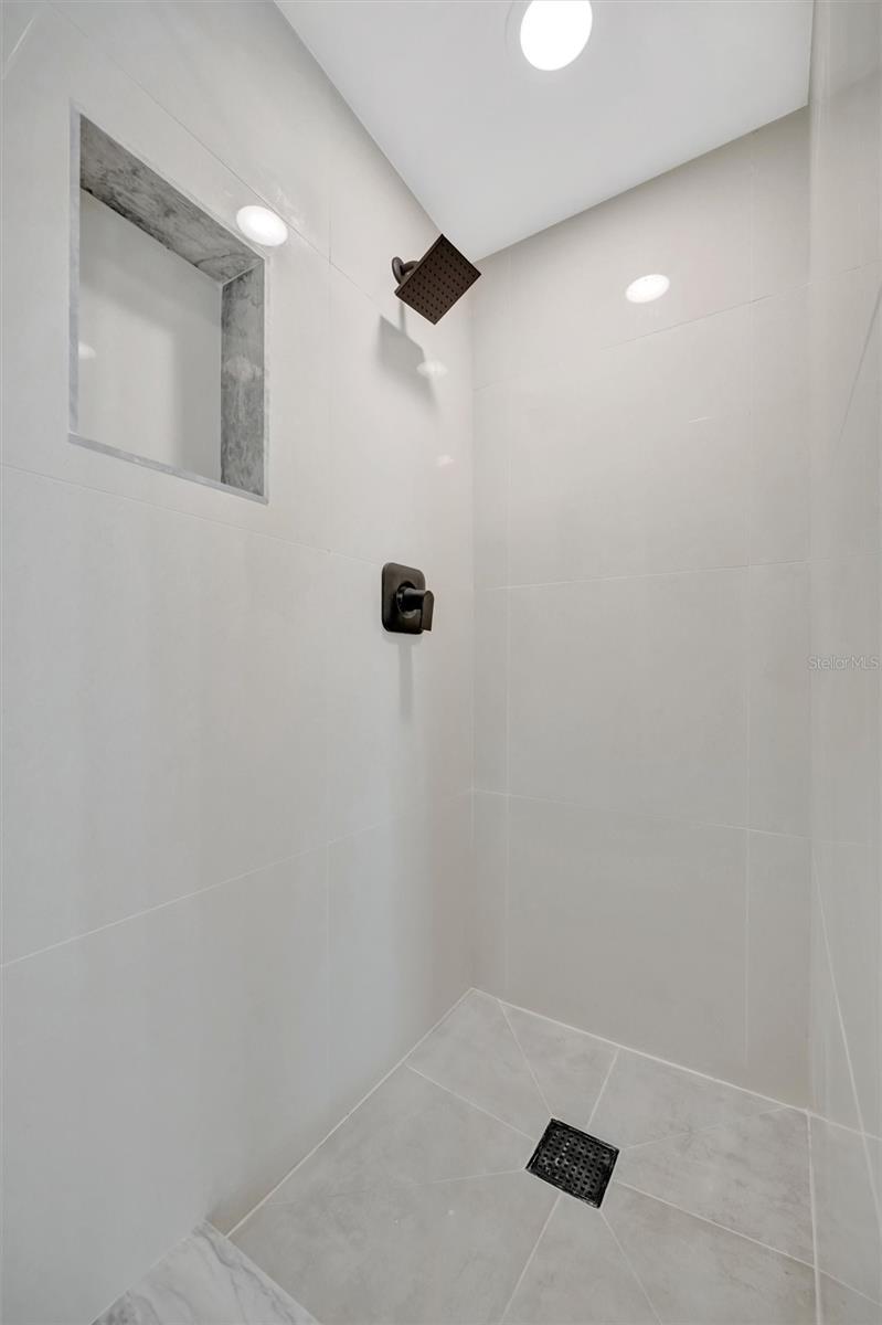 647 74TH AVE N, ST PETERSBURG, FL, 33702