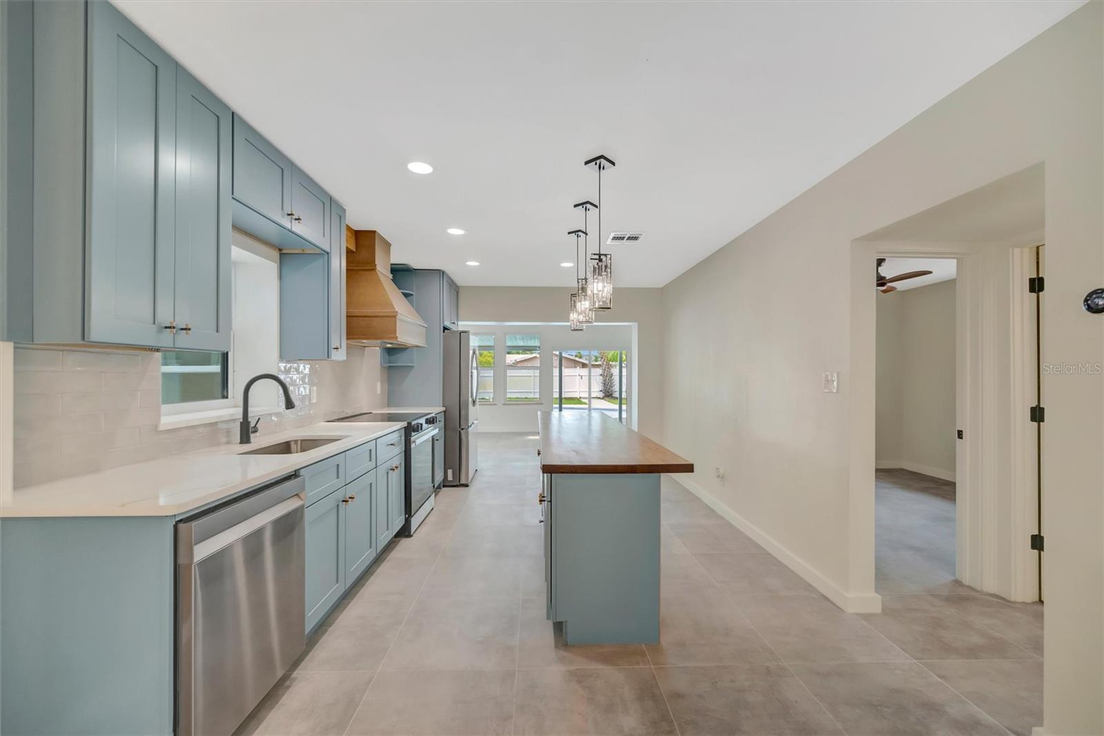 647 74TH AVE N, ST PETERSBURG, FL, 33702