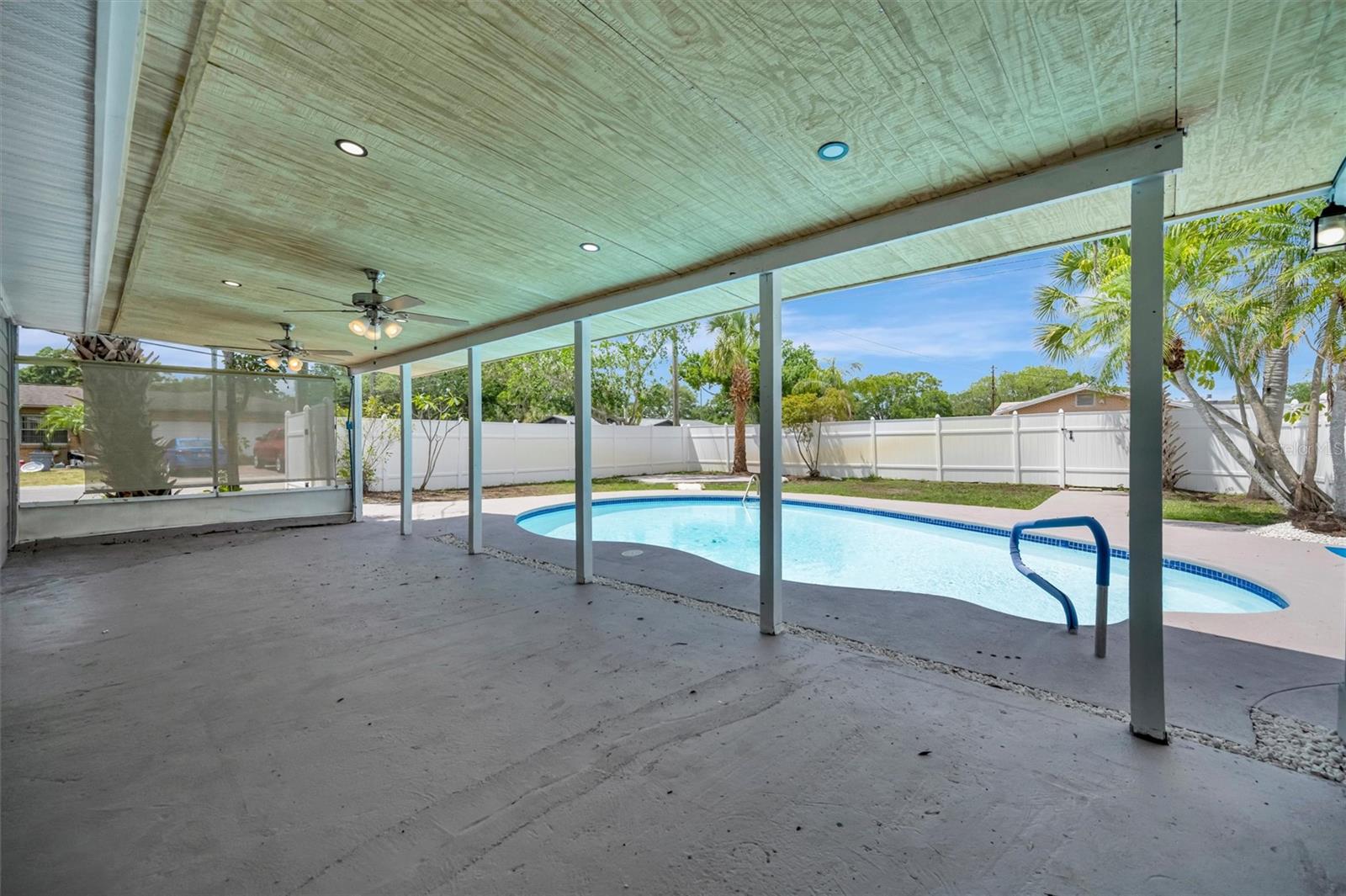 647 74TH AVE N, ST PETERSBURG, FL, 33702