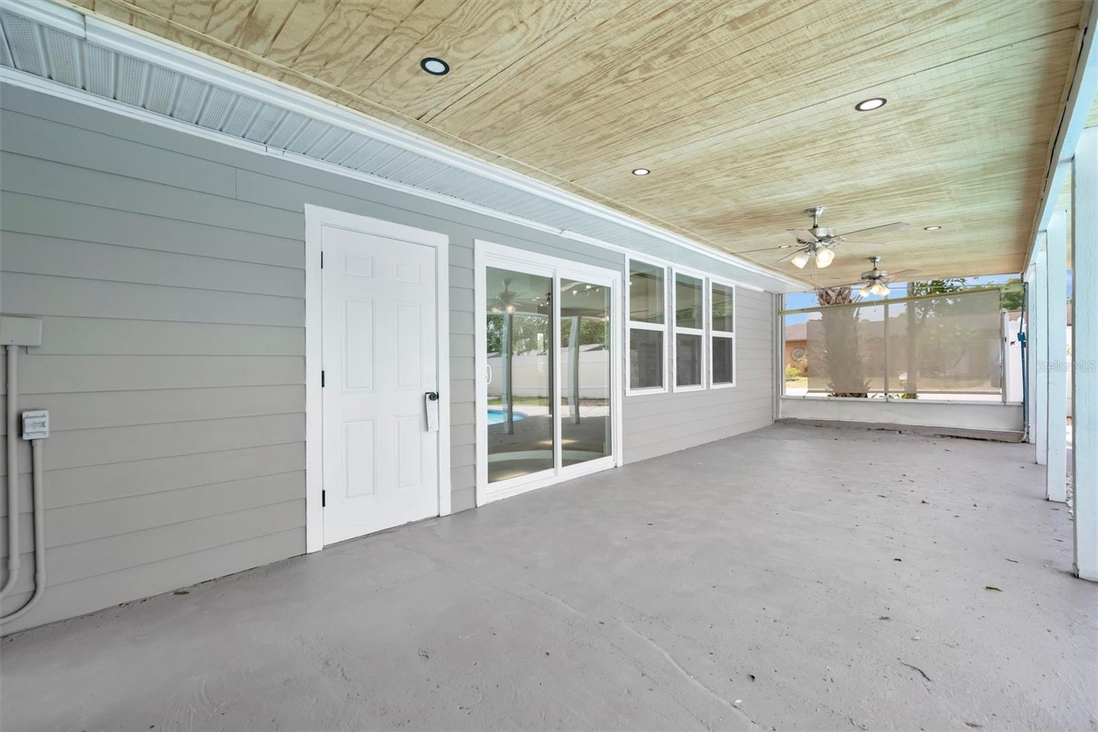 647 74TH AVE N, ST PETERSBURG, FL, 33702