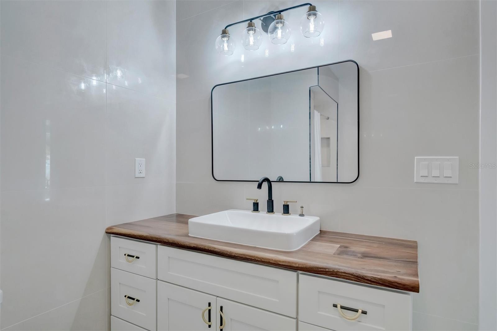 647 74TH AVE N, ST PETERSBURG, FL, 33702