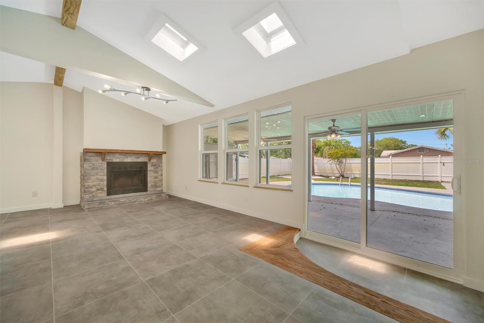 647 74TH AVE N, ST PETERSBURG, FL, 33702