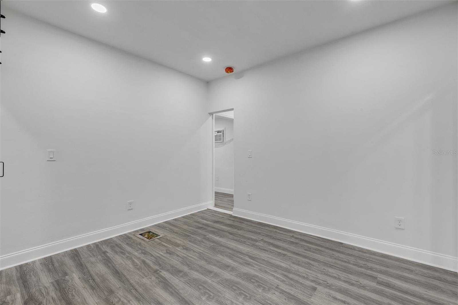 205 N WILD OLIVE AVE, DAYTONA BEACH, FL, 32118