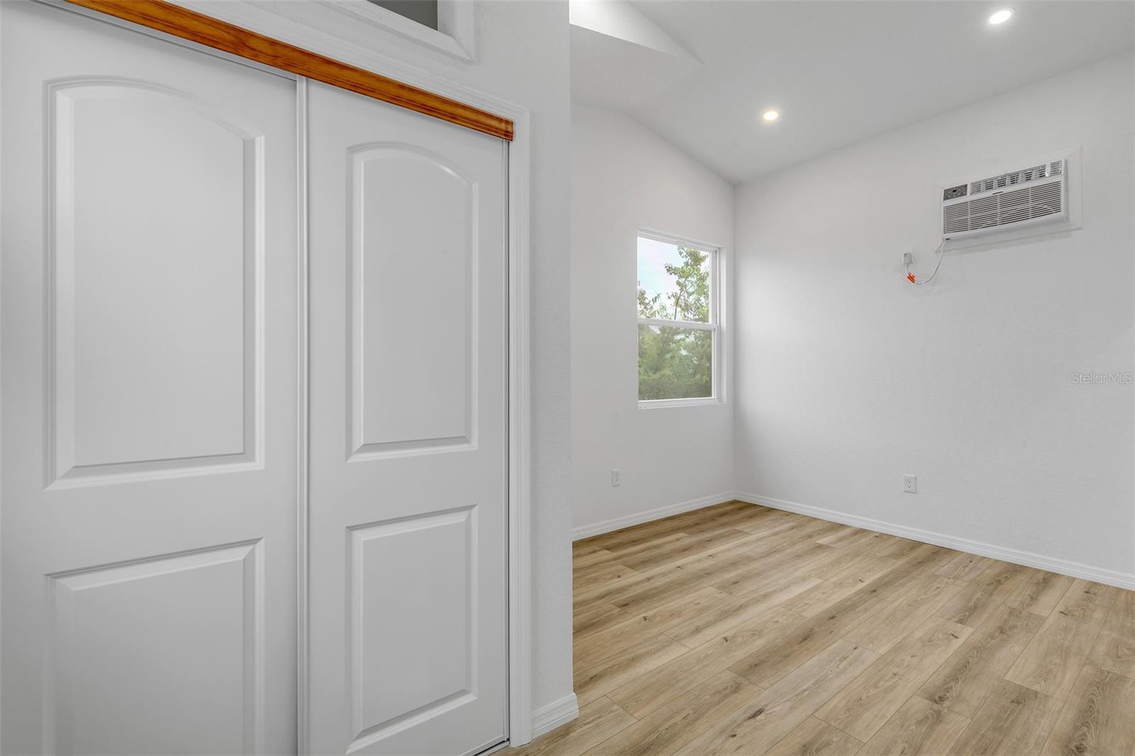 205 N WILD OLIVE AVE, DAYTONA BEACH, FL, 32118