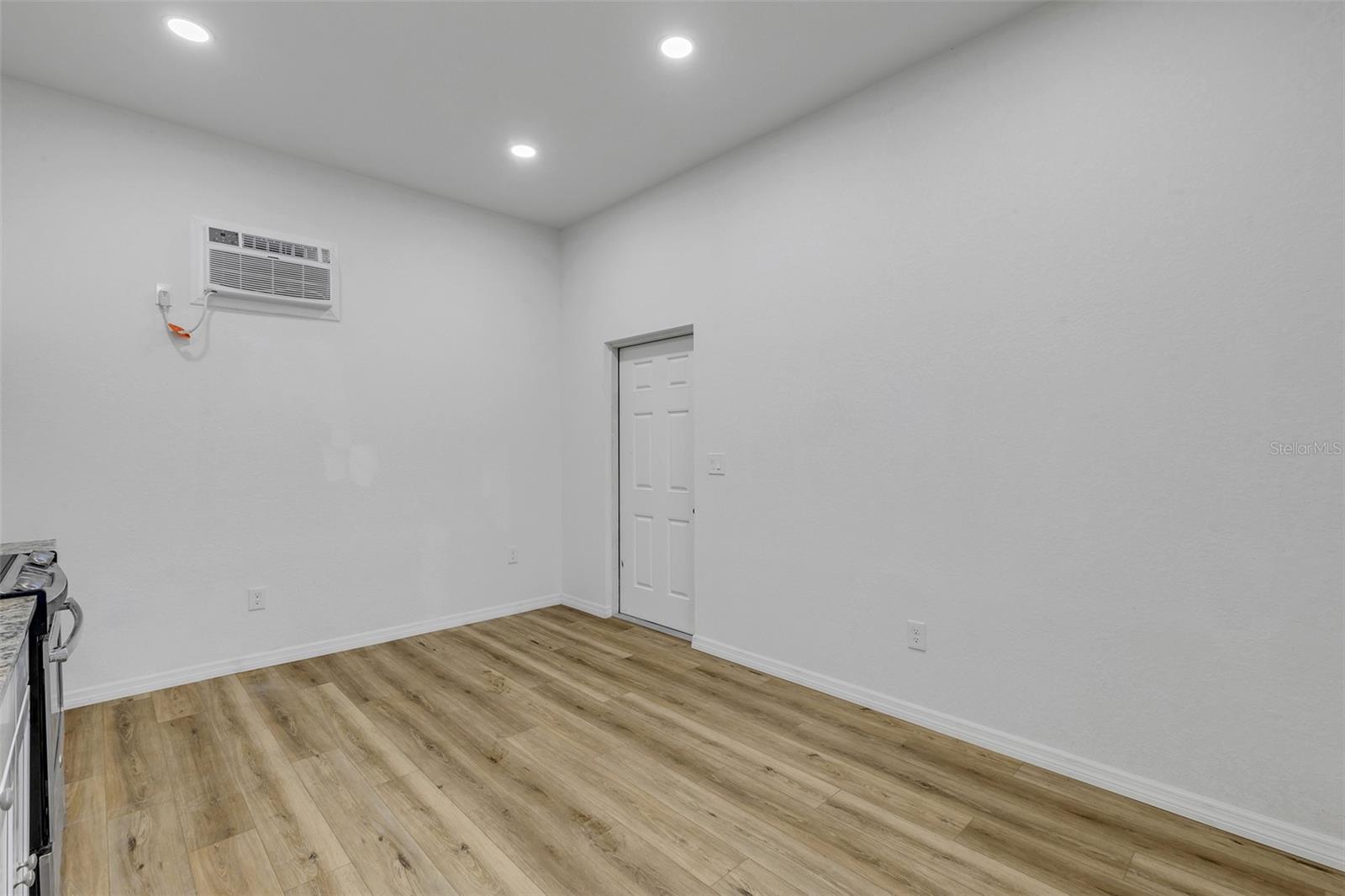 205 N WILD OLIVE AVE, DAYTONA BEACH, FL, 32118