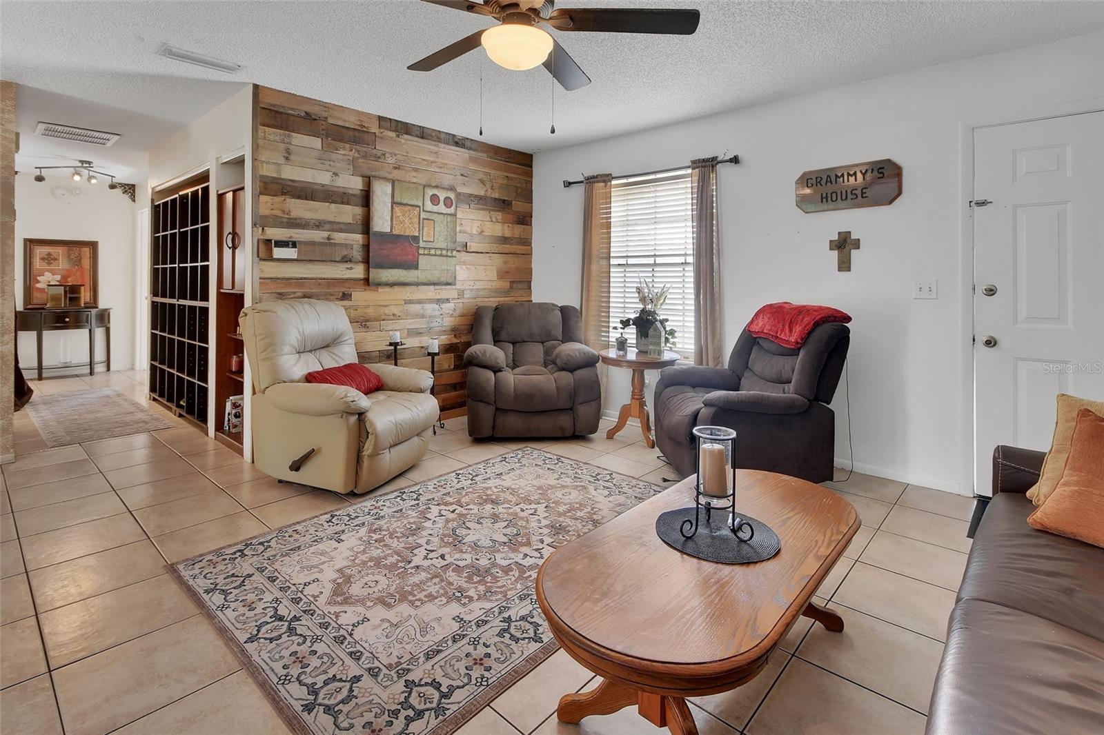 555 SANDY PINES DR, ORANGE CITY, FL, 32763