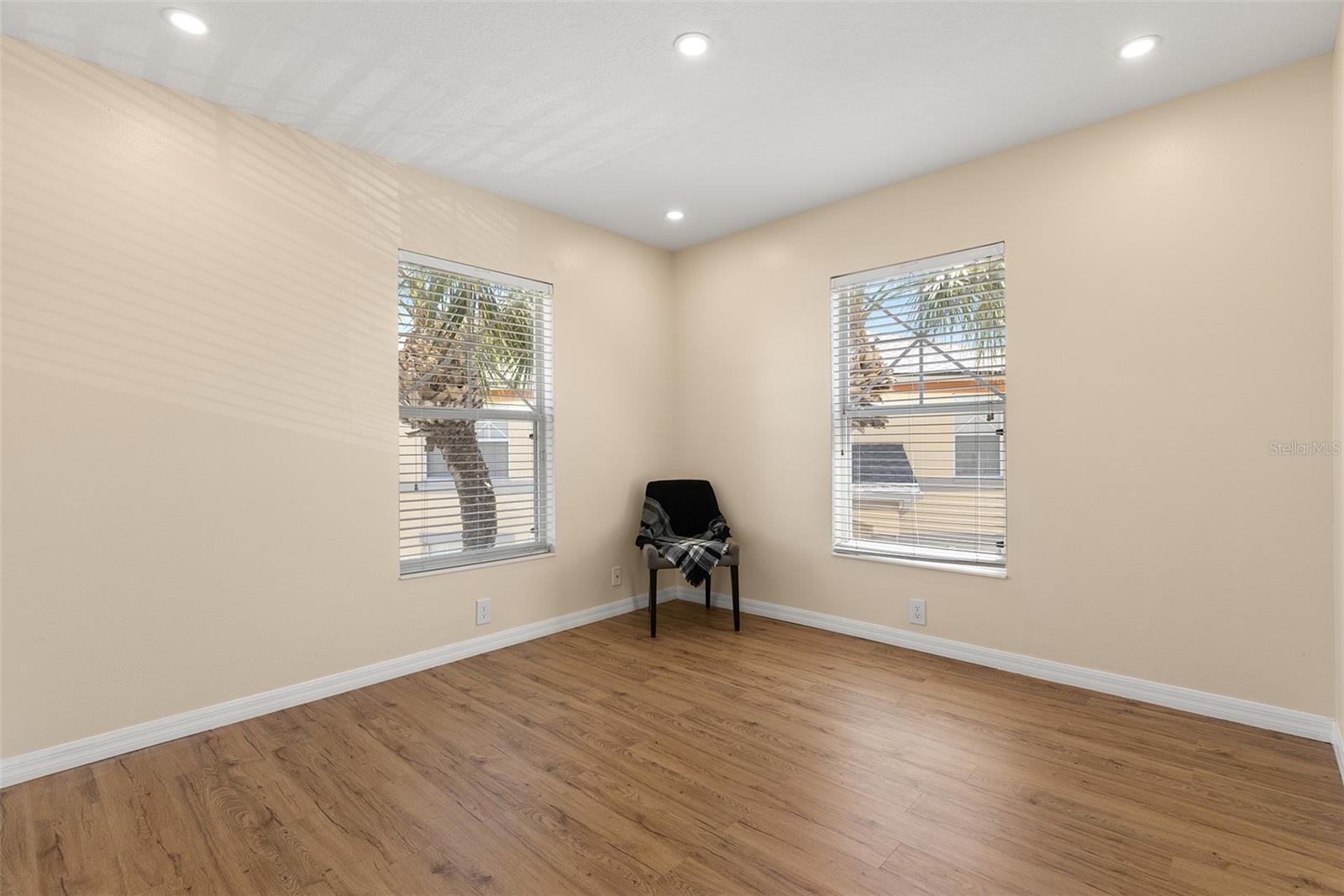 3852 MANDALAY DR, ST PETERSBURG, FL, 33705