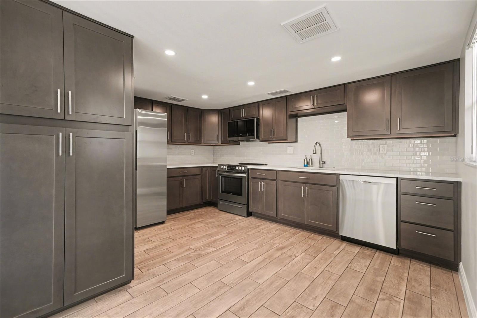 10 LESLEY LN, OLDSMAR, FL, 34677