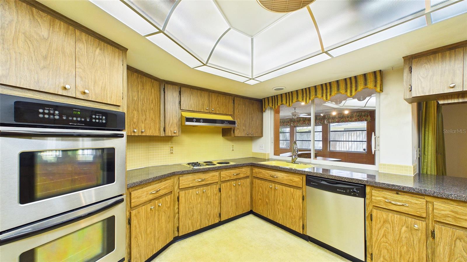 1116 N RIVERHILLS DR, TEMPLE TERRACE, FL, 33617