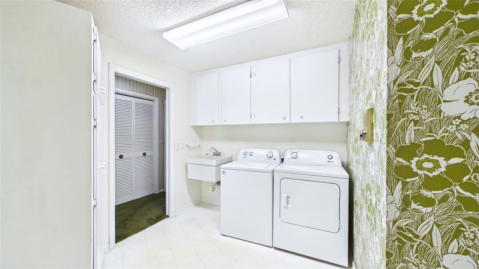 1116 N RIVERHILLS DR, TEMPLE TERRACE, FL, 33617