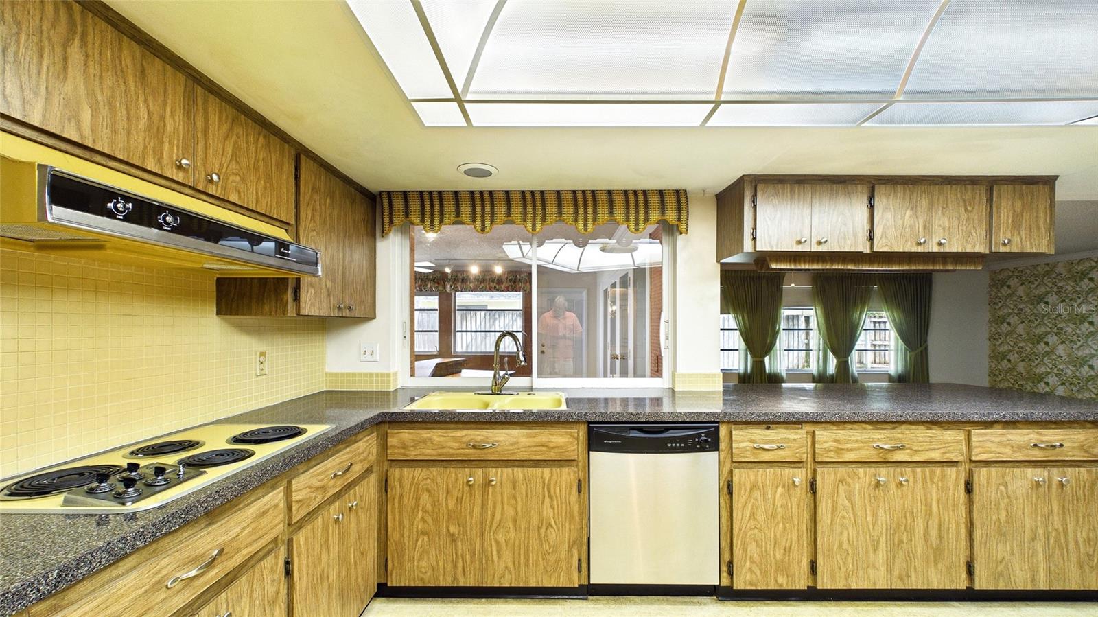 1116 N RIVERHILLS DR, TEMPLE TERRACE, FL, 33617