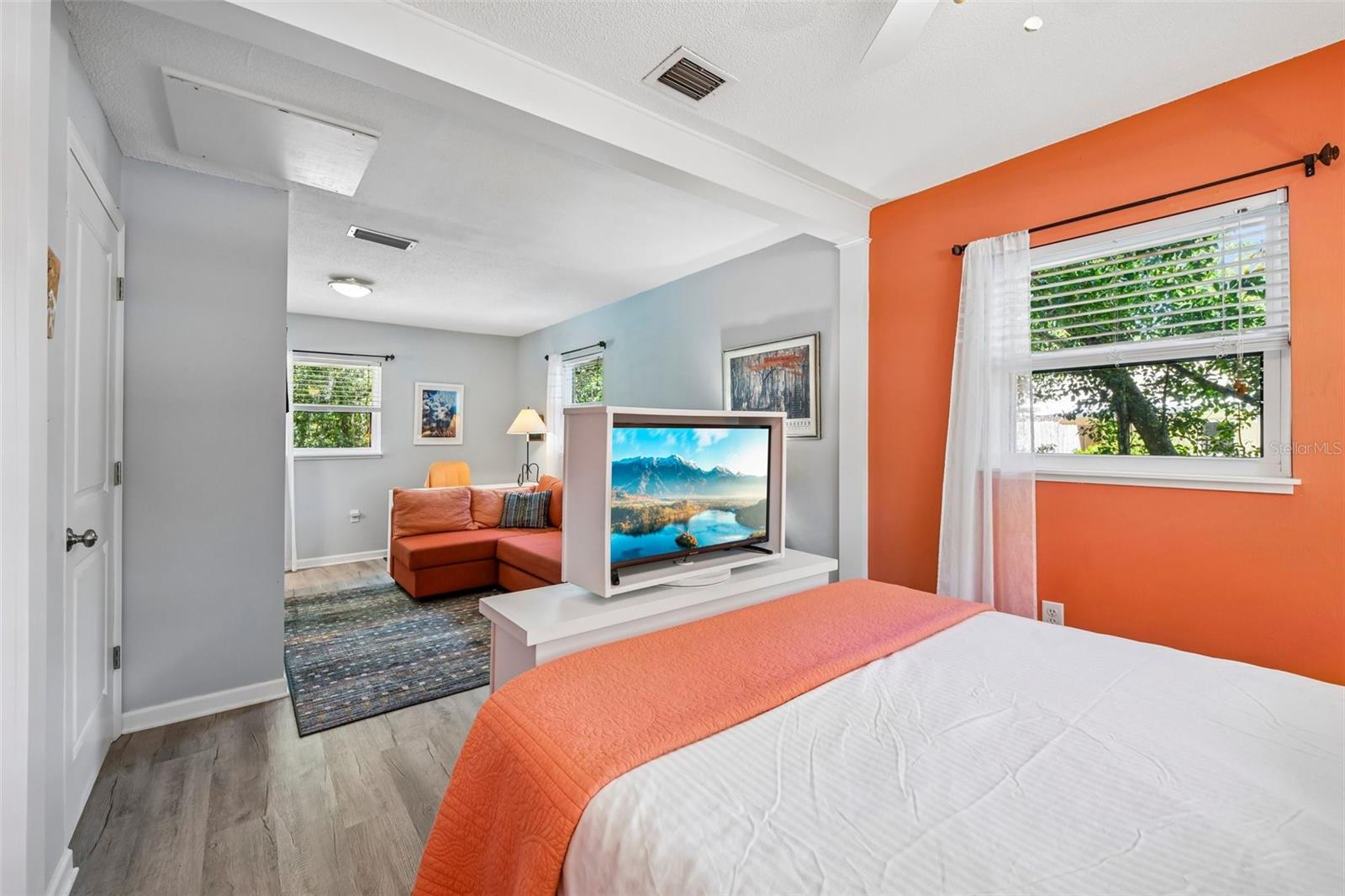 1073 CENTRAL ST, MOUNT DORA, FL, 32757