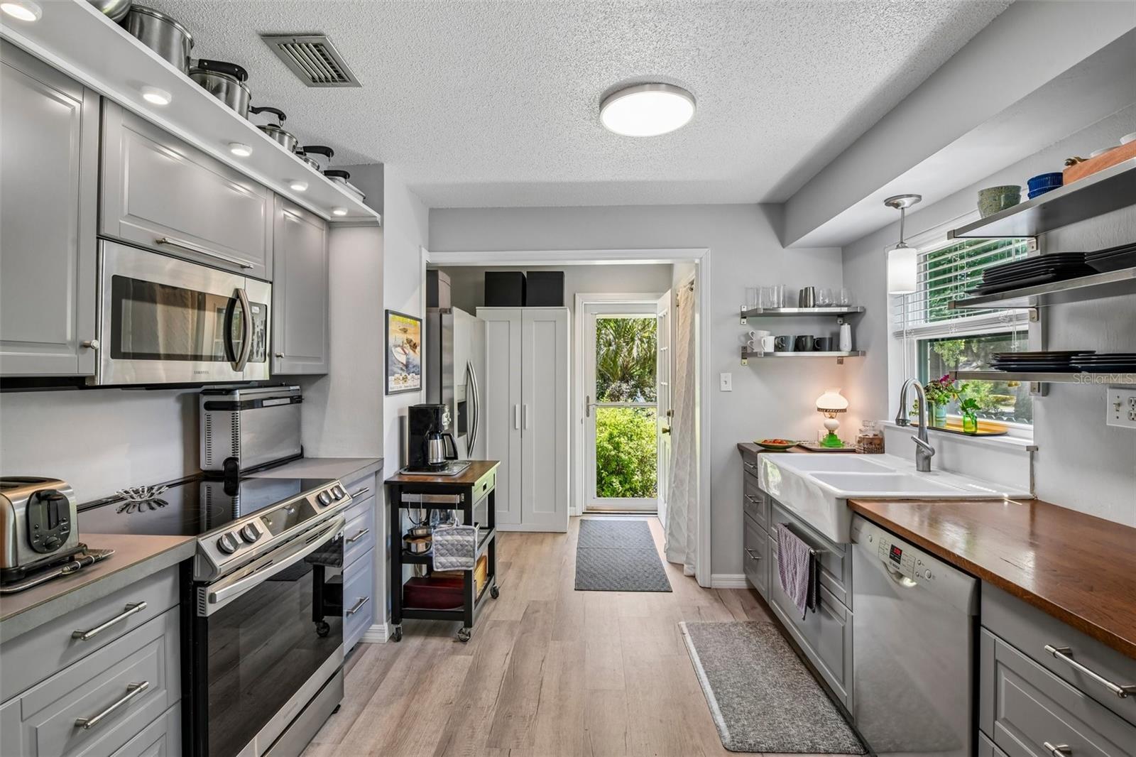 1073 CENTRAL ST, MOUNT DORA, FL, 32757